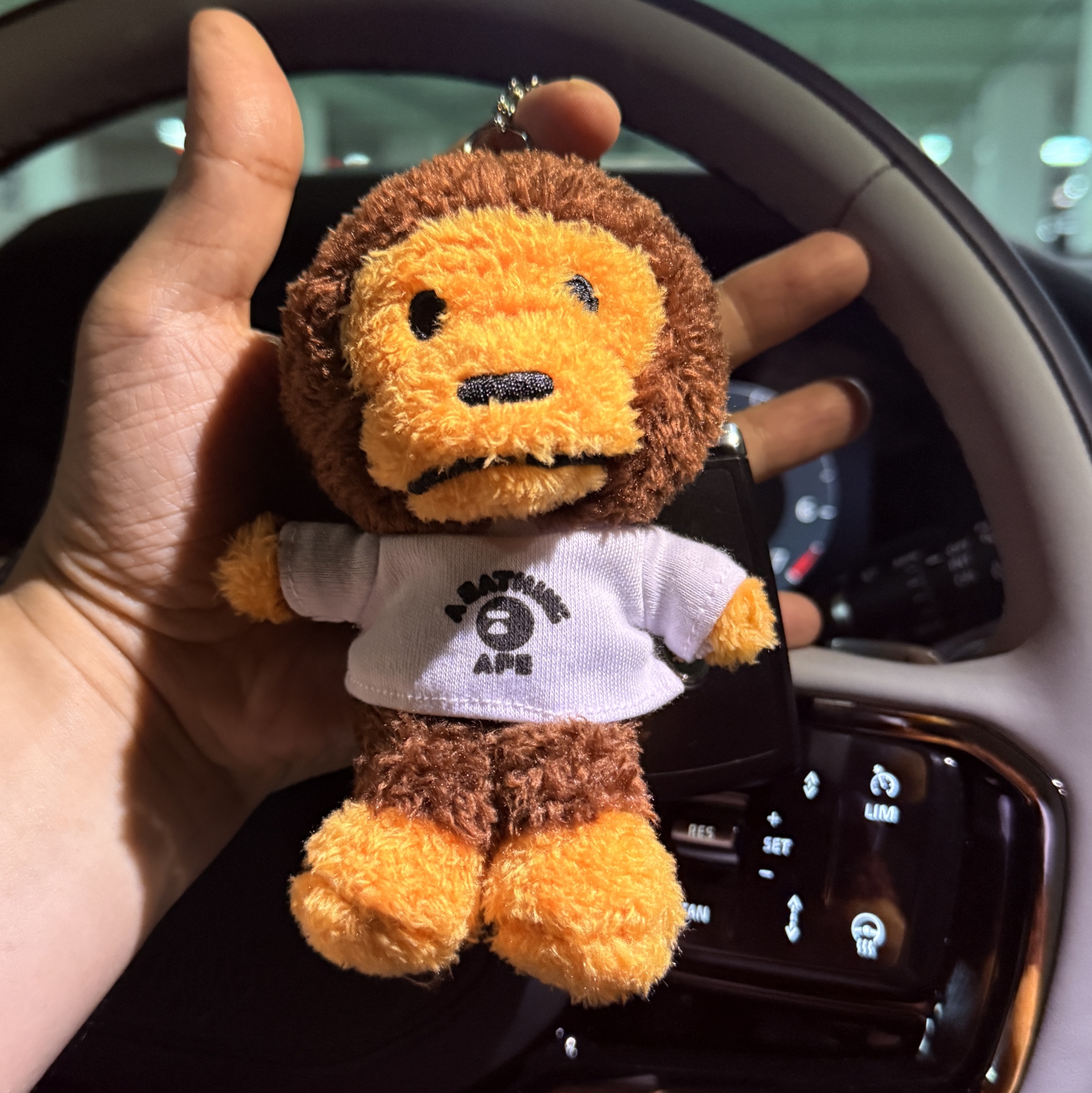 BAPE Baby Milo College T-Shirt Plush Doll Key Chain Brown 착용 스타일 - 1