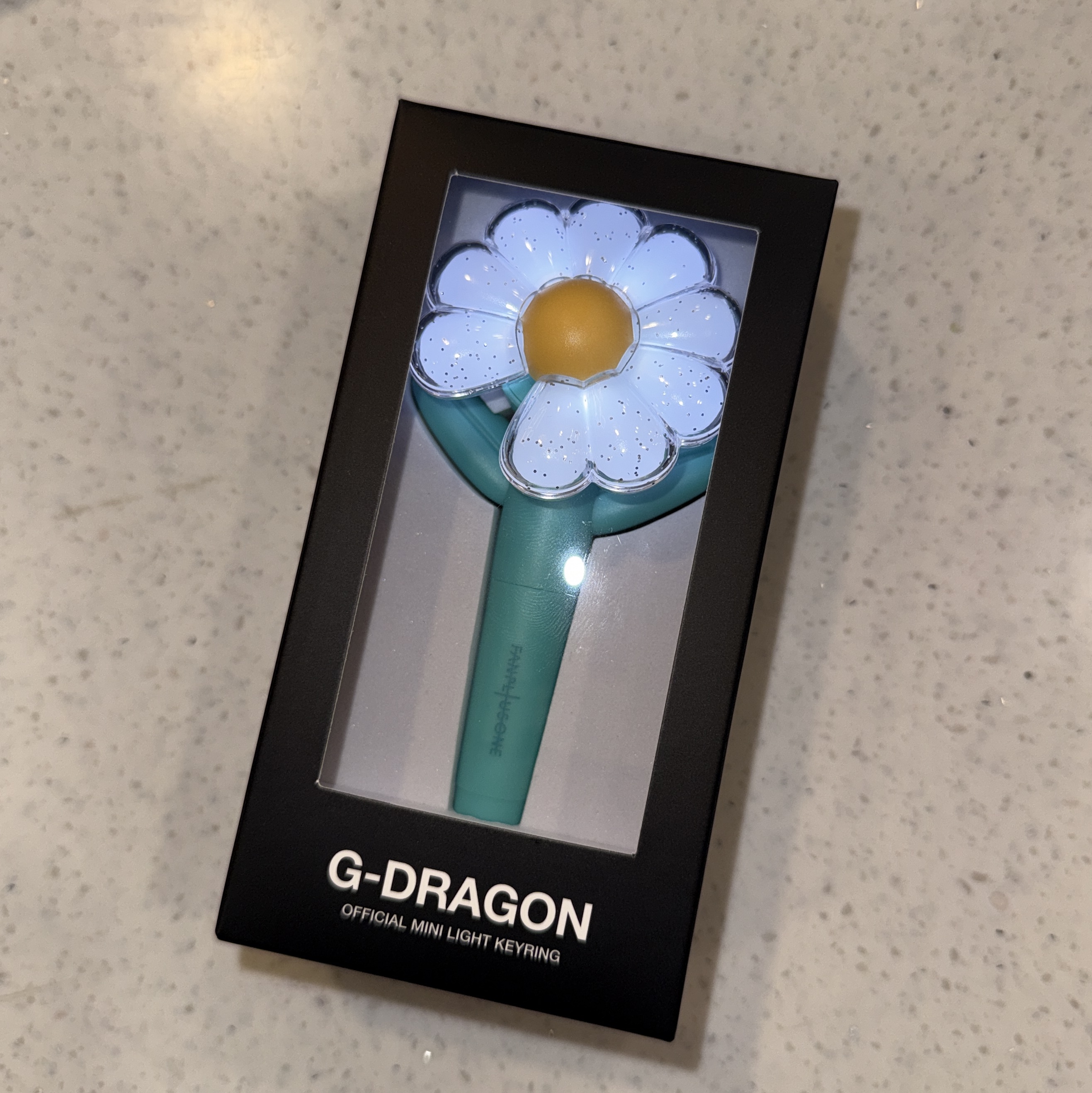 G-DRAGON Ubermensch Official Mini Light Keyring Mint 착용 스타일 - 2