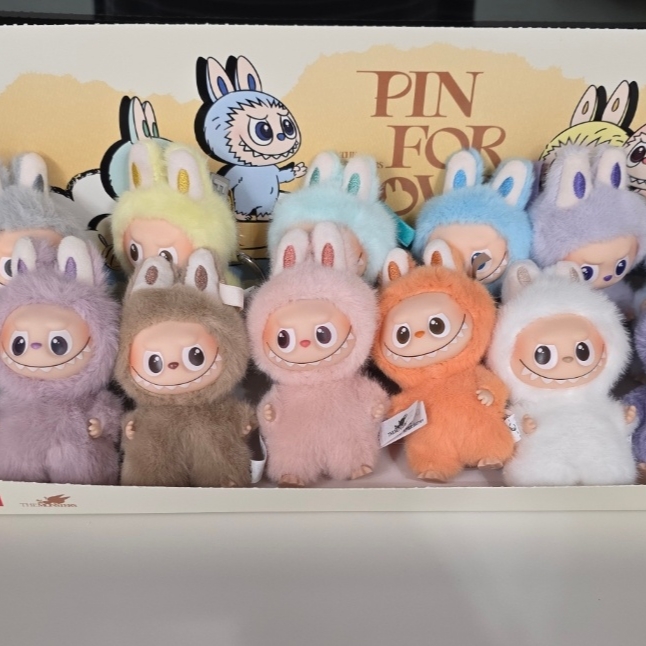 Pop Mart Labubu The Monsters Pin For Love Series Vinyl Plush Pendant Sealed Case (A-M) (14 Blind Boxes) 착용 스타일