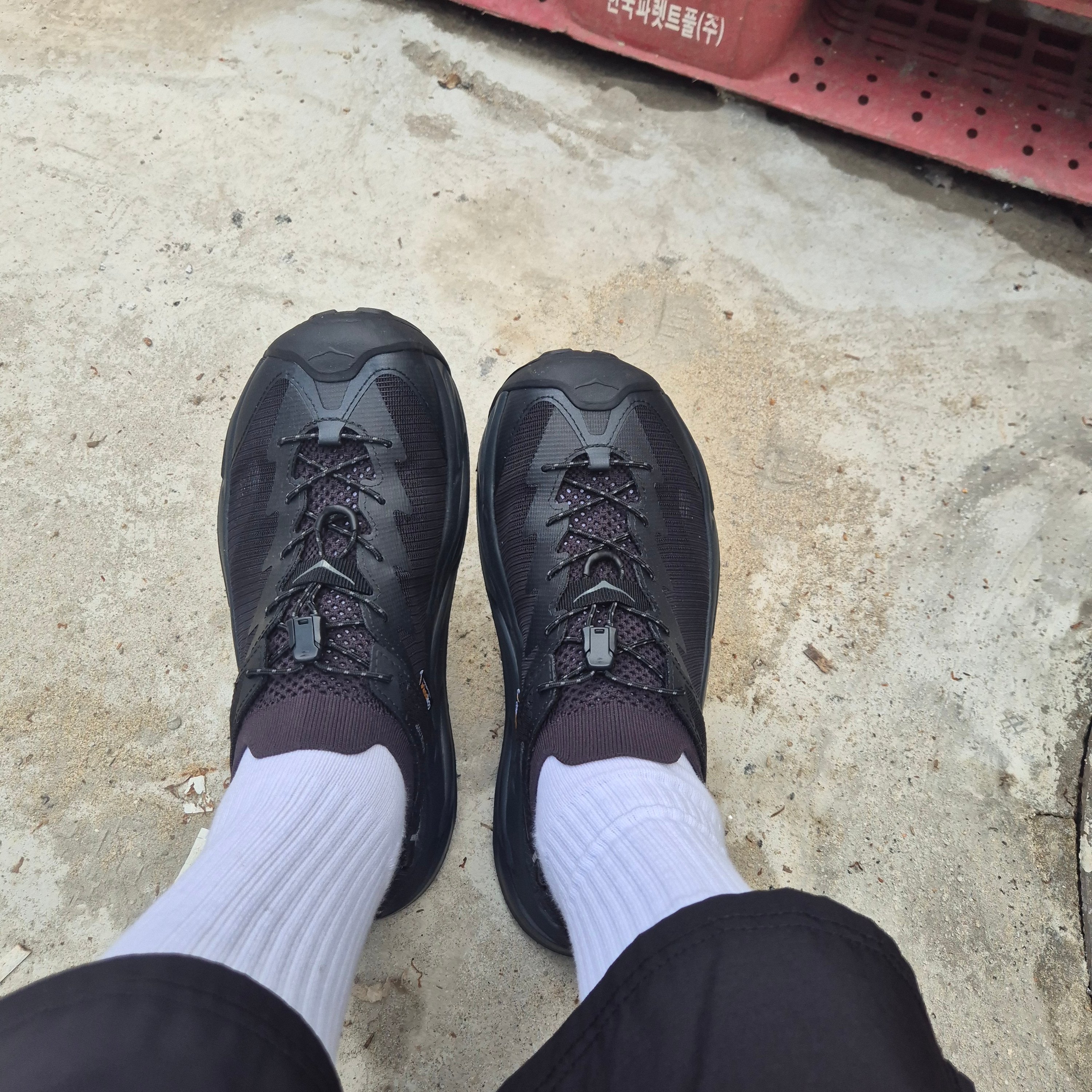 Hoka Hopara 2 Black 착용 스타일
