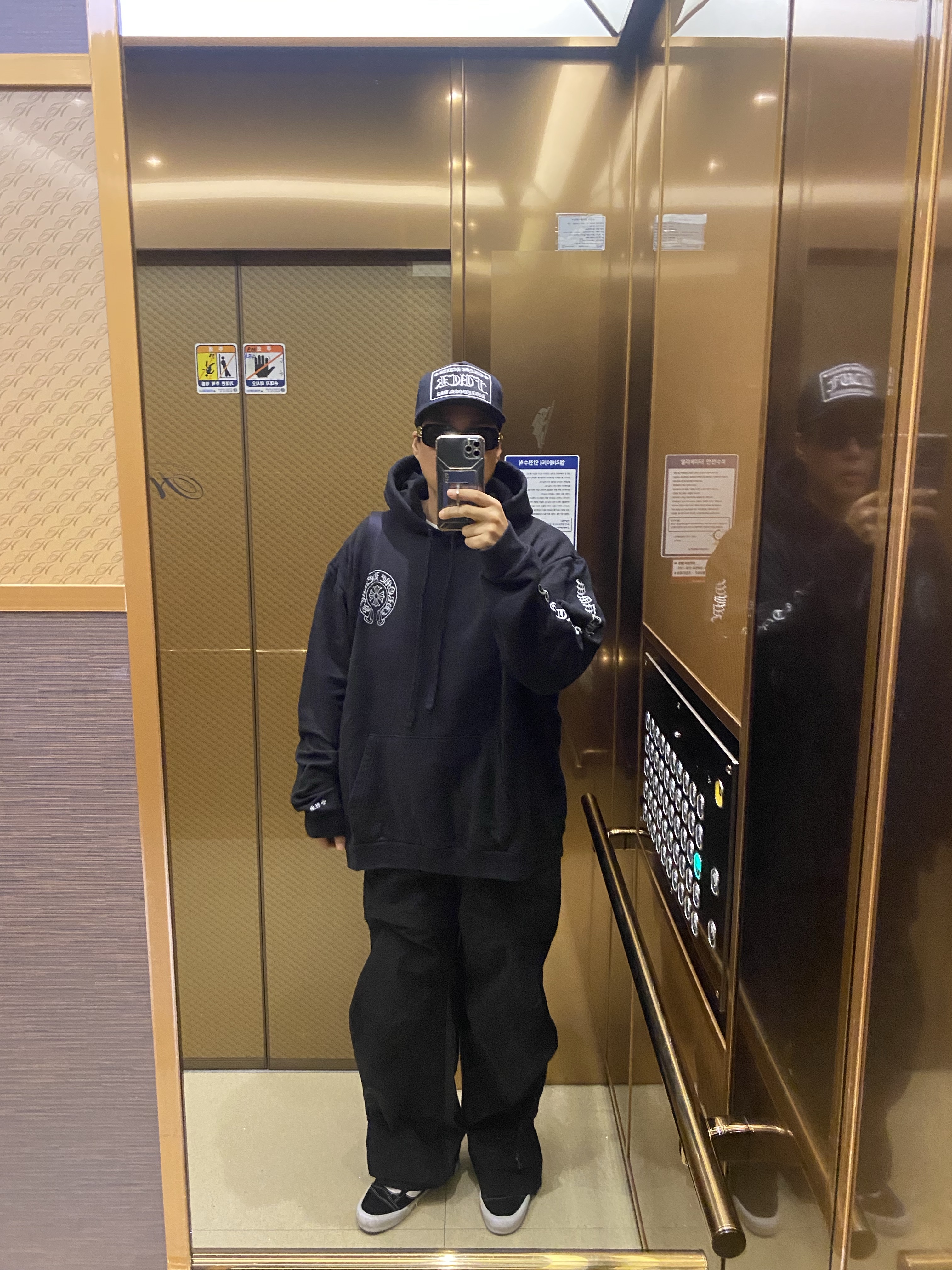 Chrome Hearts Fuck Hollywood Trucker Hat Black, Chrome Hearts Silver Glitter Hoodie Black 착용 스타일