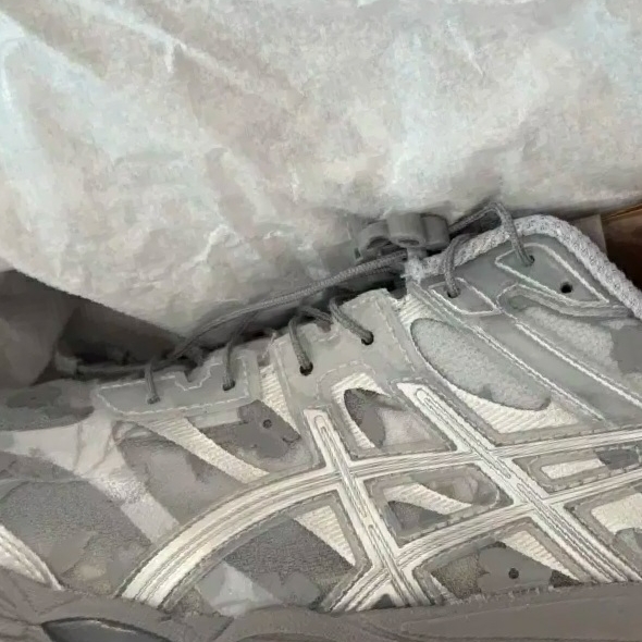 Asics x Cecilie Bahnsen Gel-Cumulus 16 Gray 착용 스타일