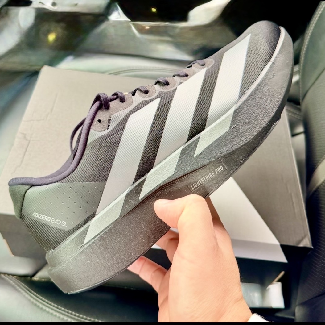 Adidas Adizero EVO SL Core Black Iron Metallic 착용 스타일
