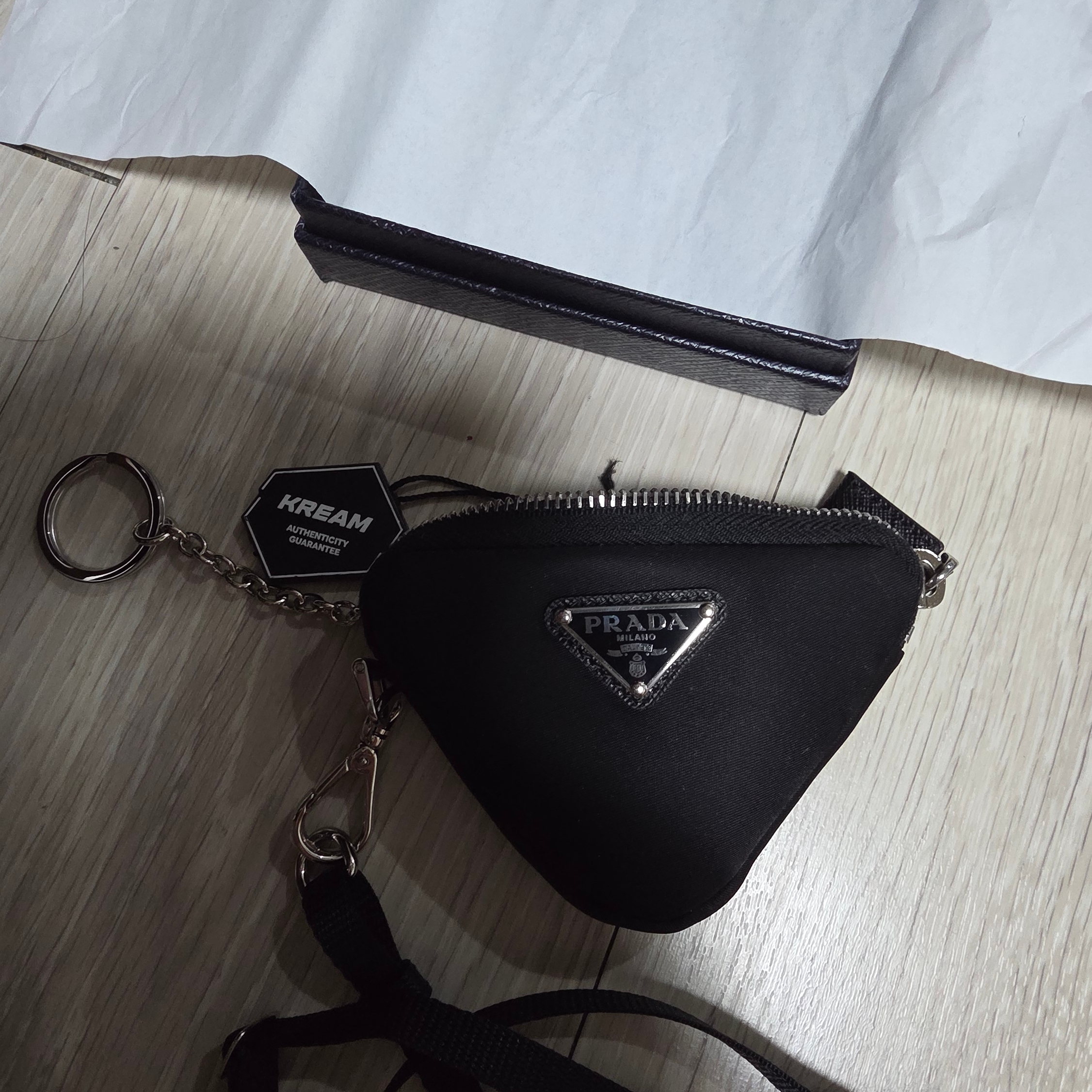 Prada Re-Nylon Mini Pouch Black 착용 스타일 - 6