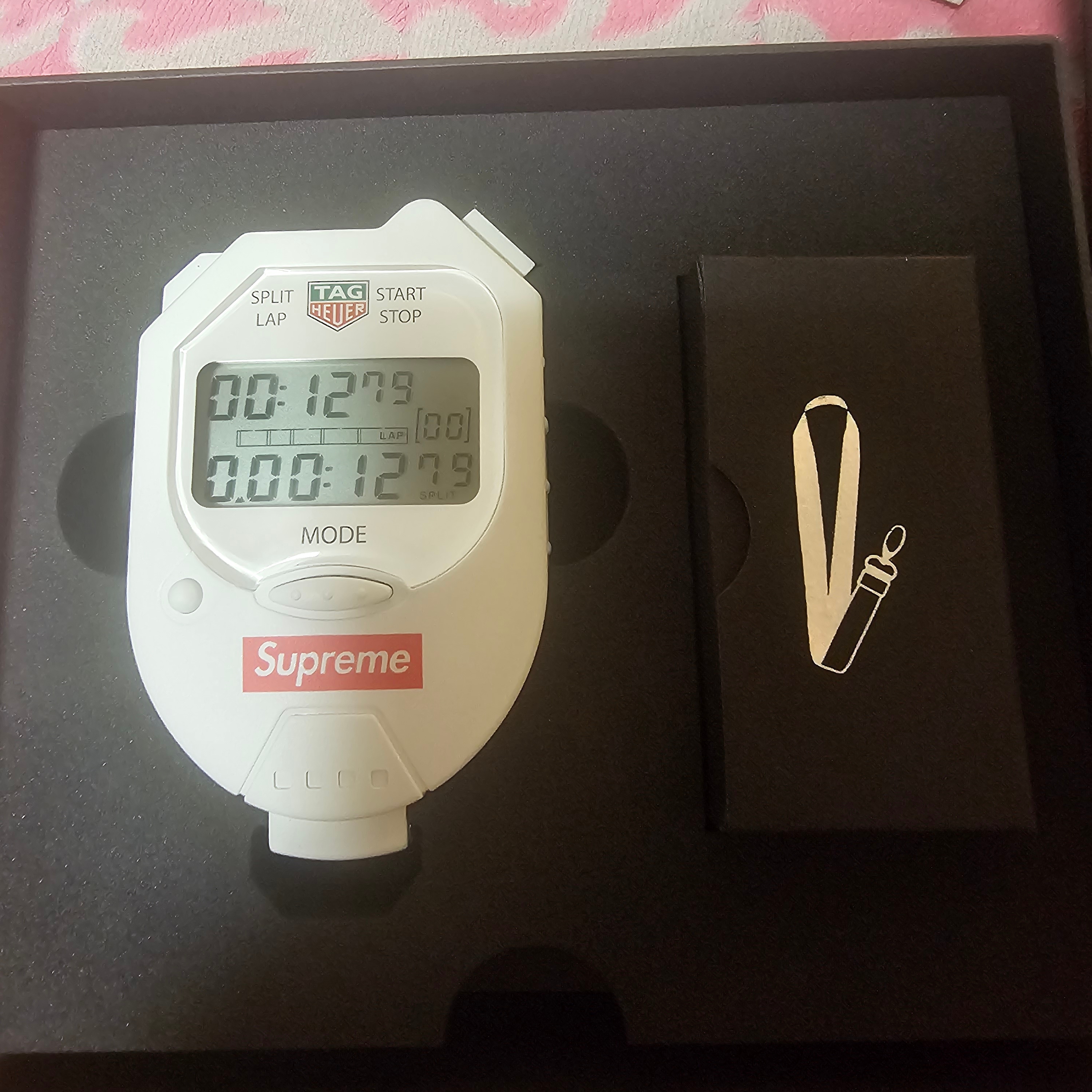 Supreme x Tag Heuer Pocket Pro Stopwatch White - 18FW 착용 스타일 - 1