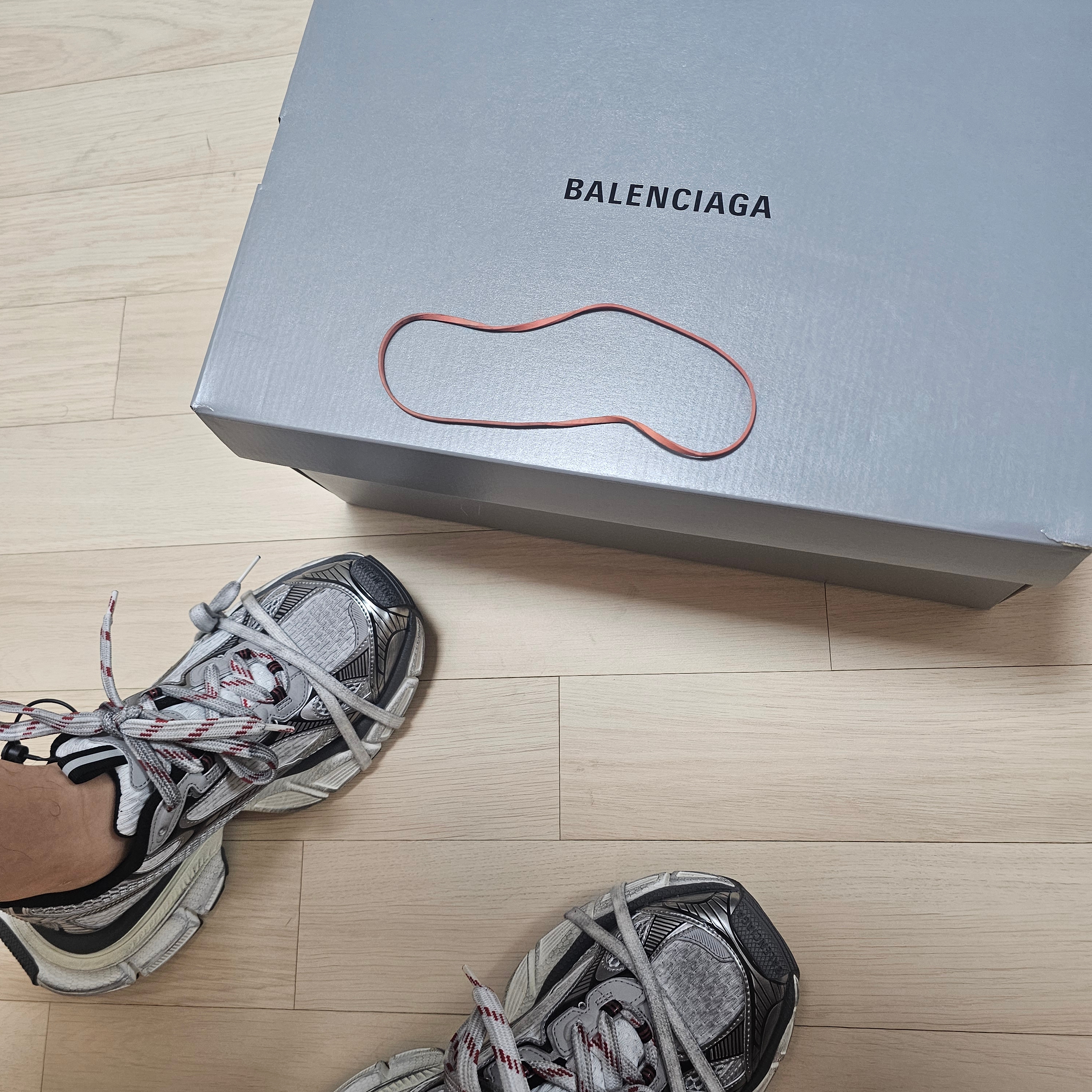 Balenciaga 3XL Sneakers Grey White Red 착용 스타일 - 2