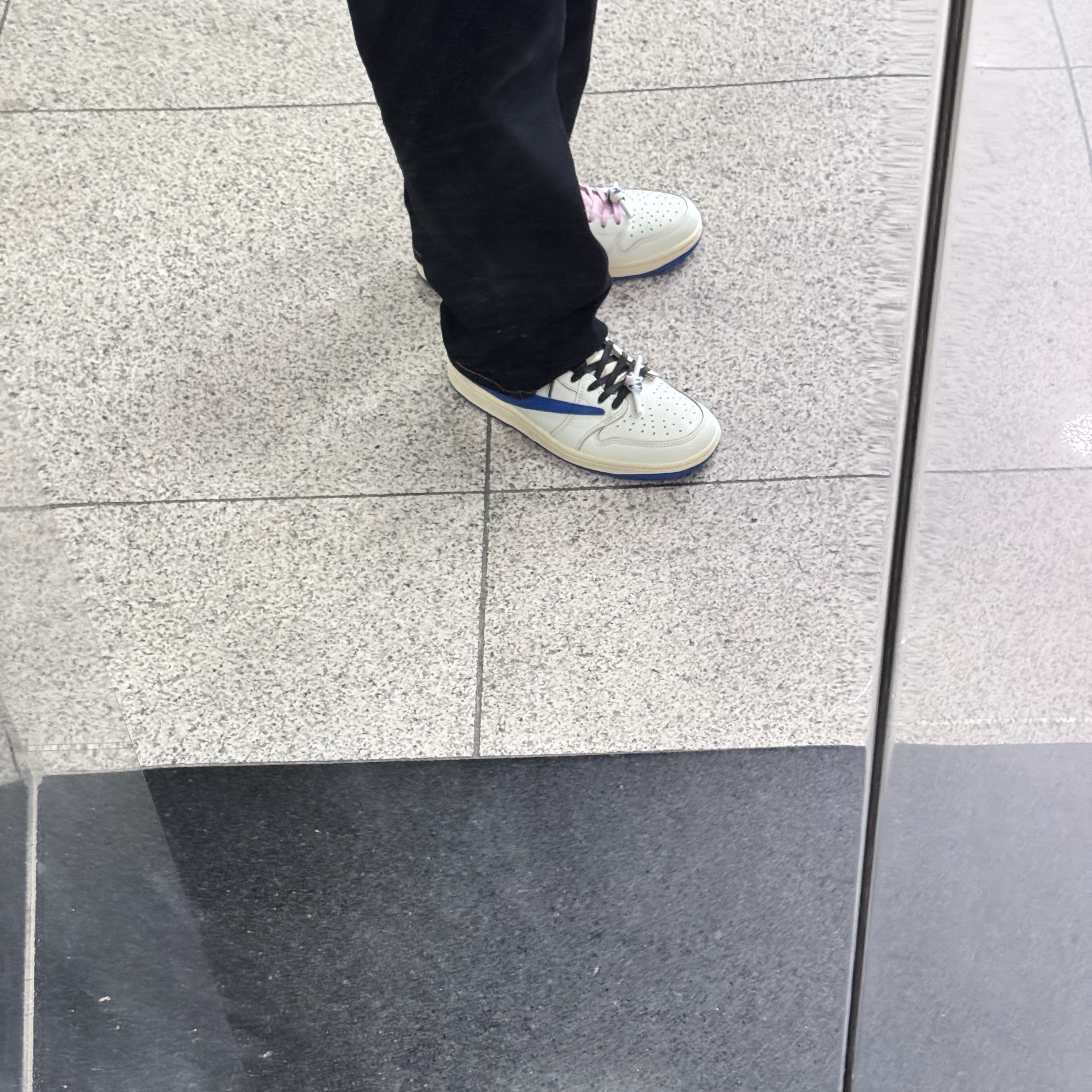 Jordan 1 x Travis Scott x Fragment Retro Low OG SP Sail Military Blue 착용 스타일