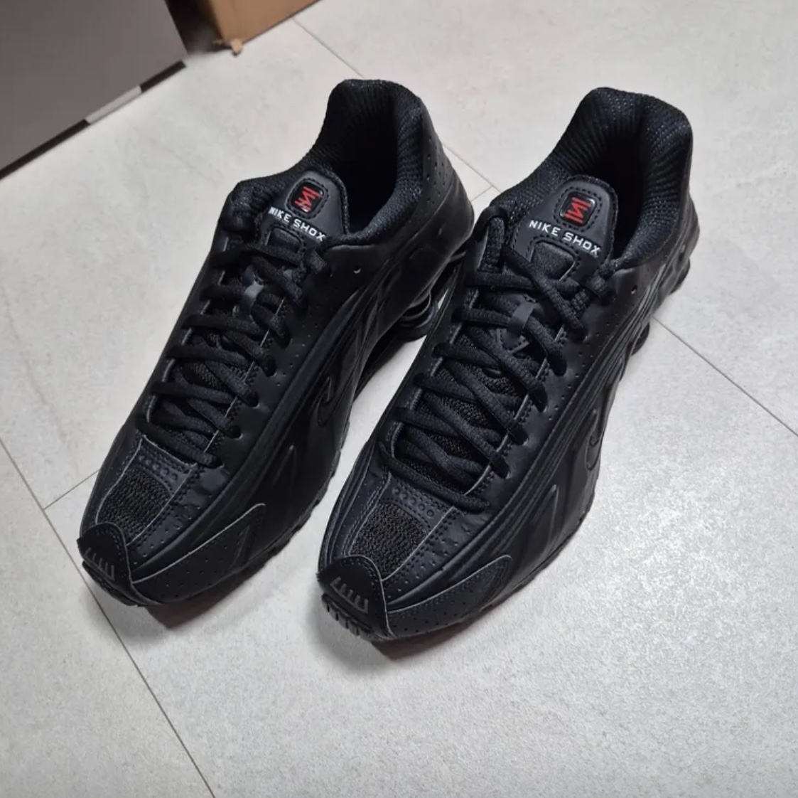 (W) Nike Shox R4 Black 착용 스타일