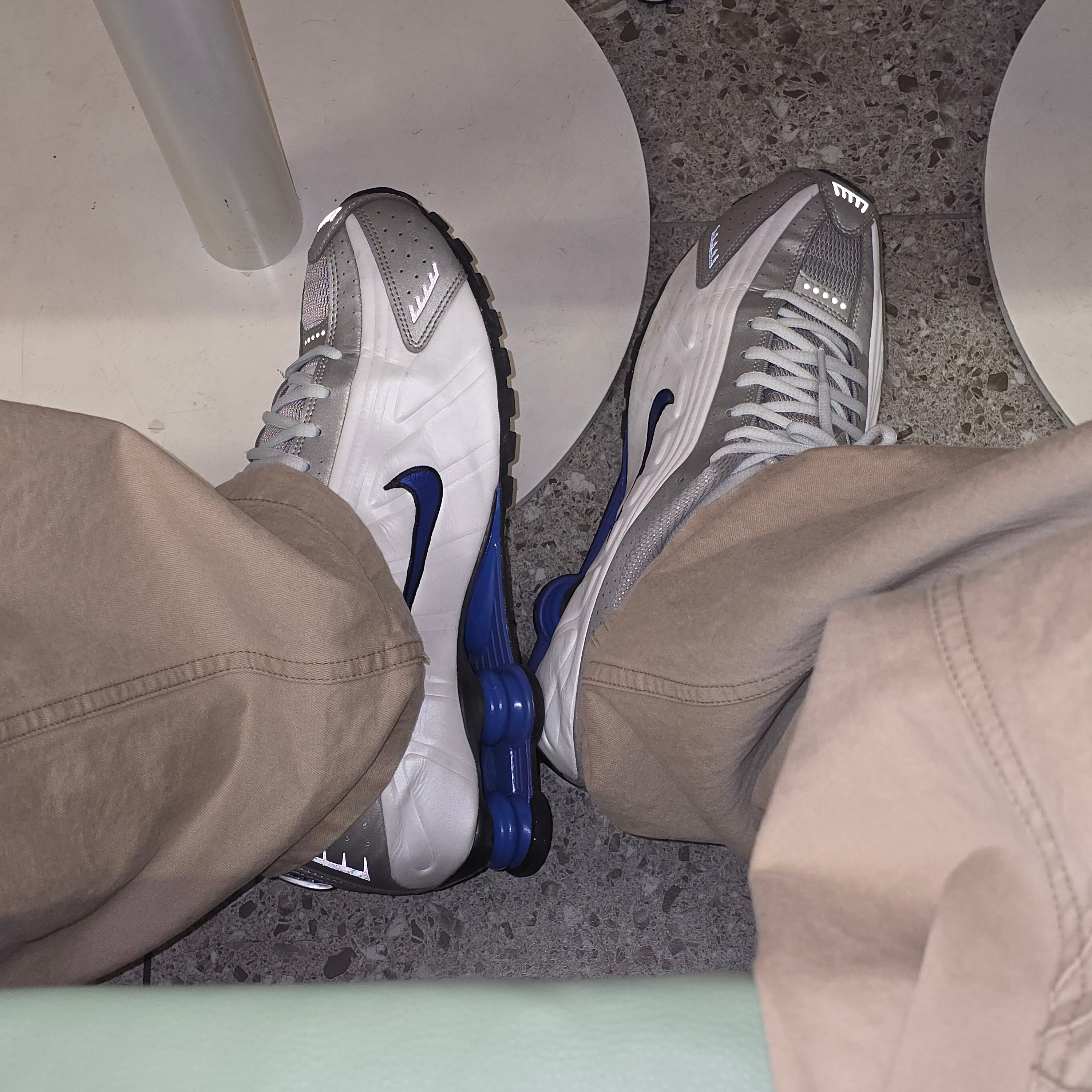 Nike Shox R4 White Racer Blue 착용 스타일 - 1