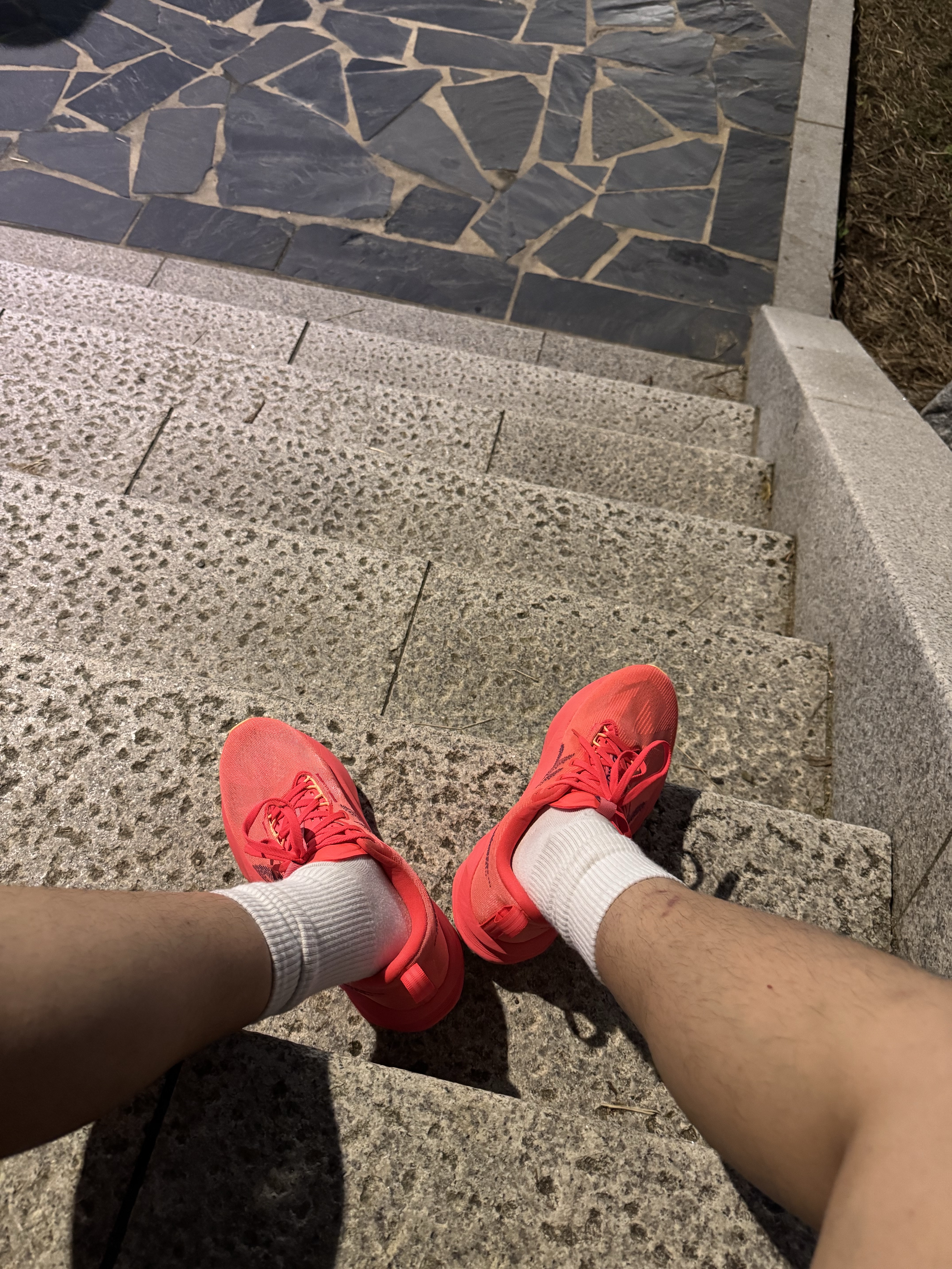 Asics Novablast 5 Flash Red Edo Purple 착용 스타일