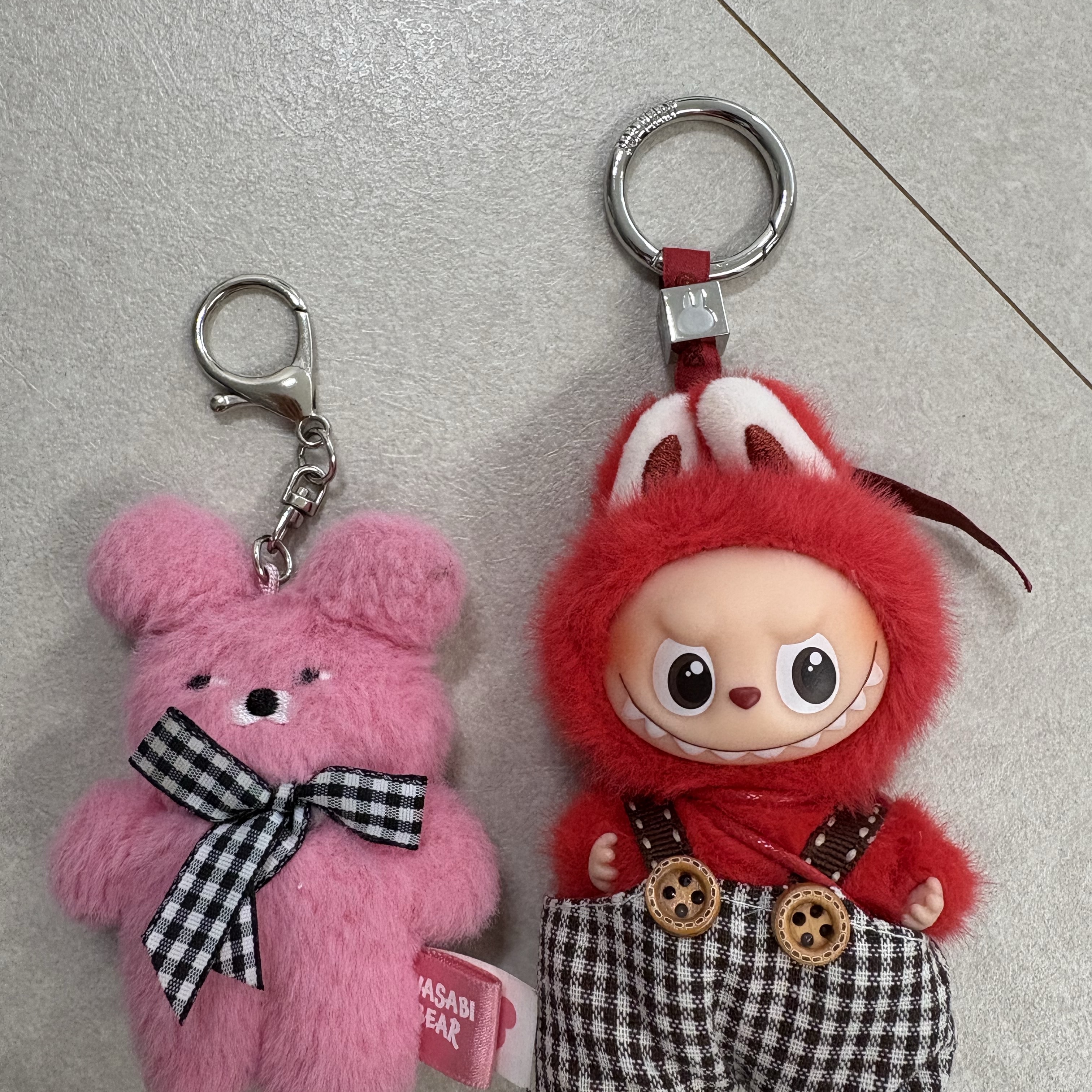 Pop Mart Labubu The Monsters Pin For Love Series Vinyl Plush Pendant Sealed Case (N-Z) (1 Blind Box) 착용 스타일 - 4