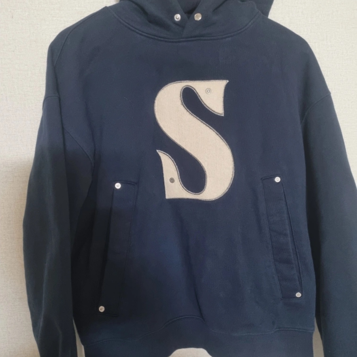 SATUR Rivet Applique Pocket Logo Hoodie Classic Navy 착용 스타일