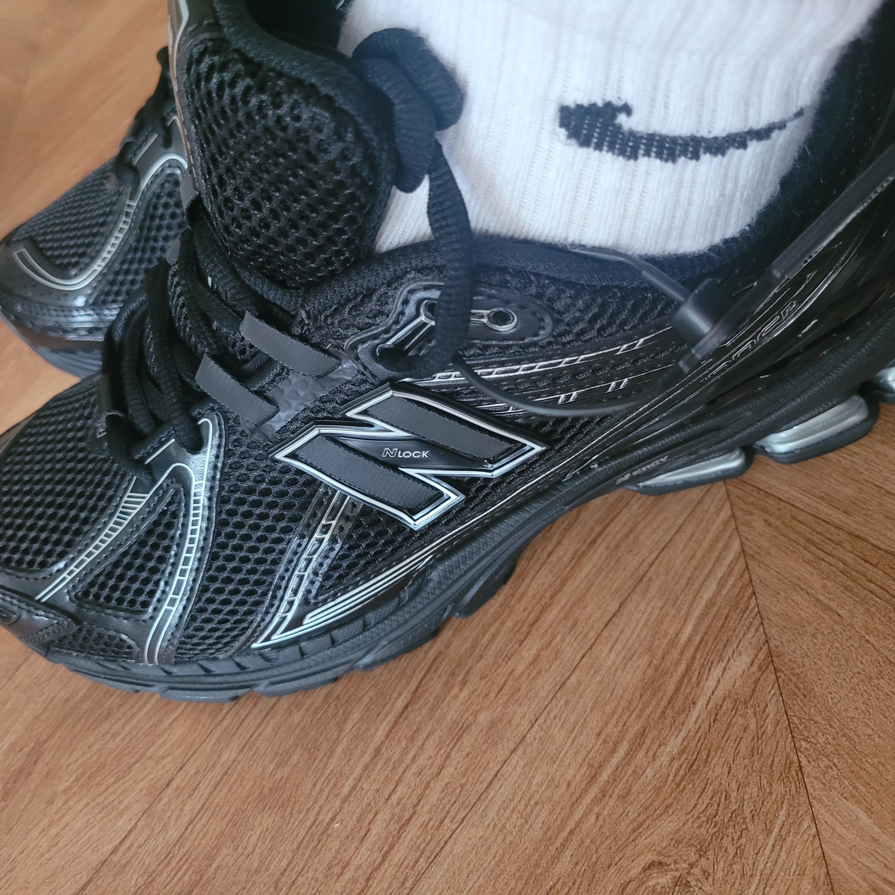 New Balance 1906R Black Silver Metallic 착용 스타일