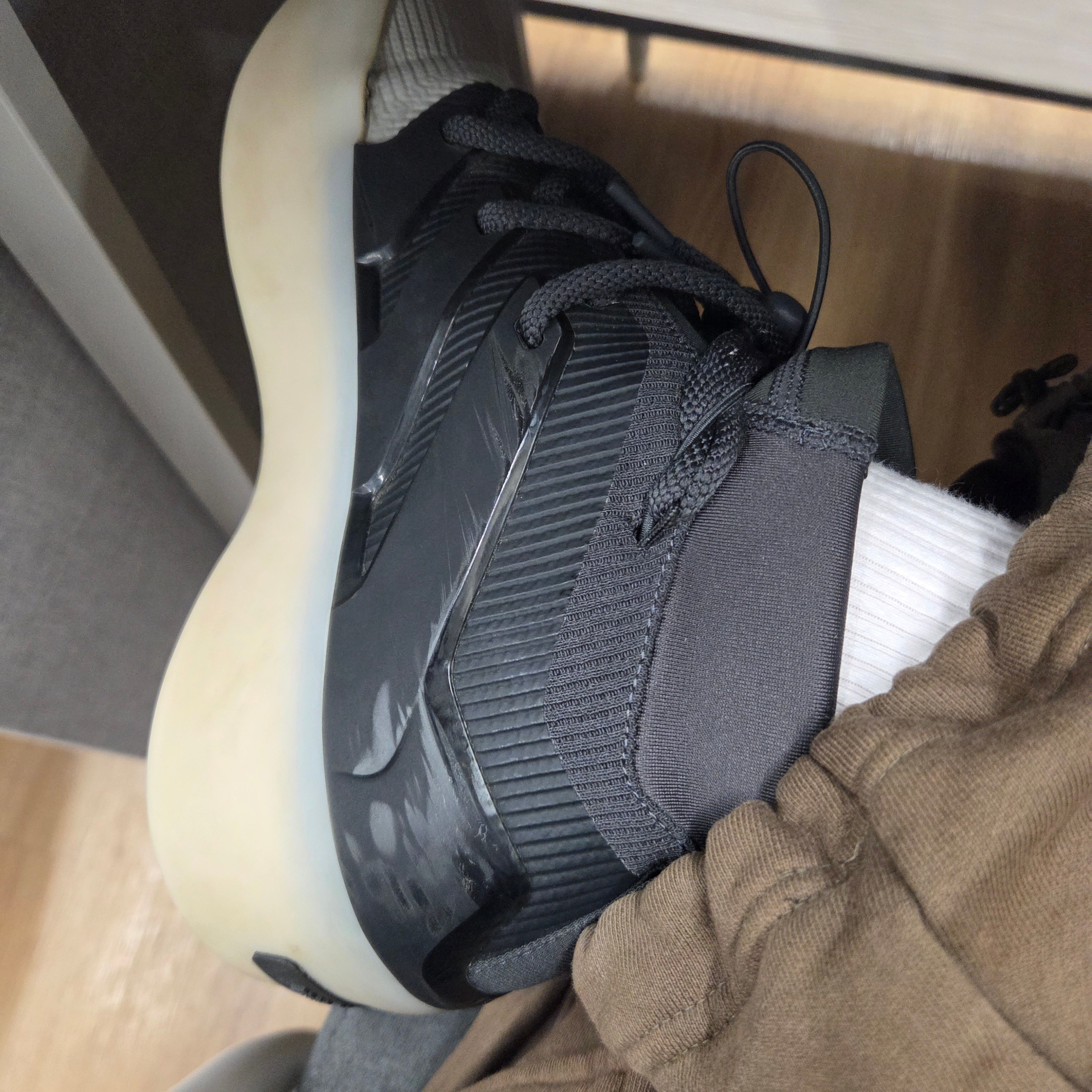 Adidas x Fear of God Athletics I Basketball Carbon Sesame 착용 스타일