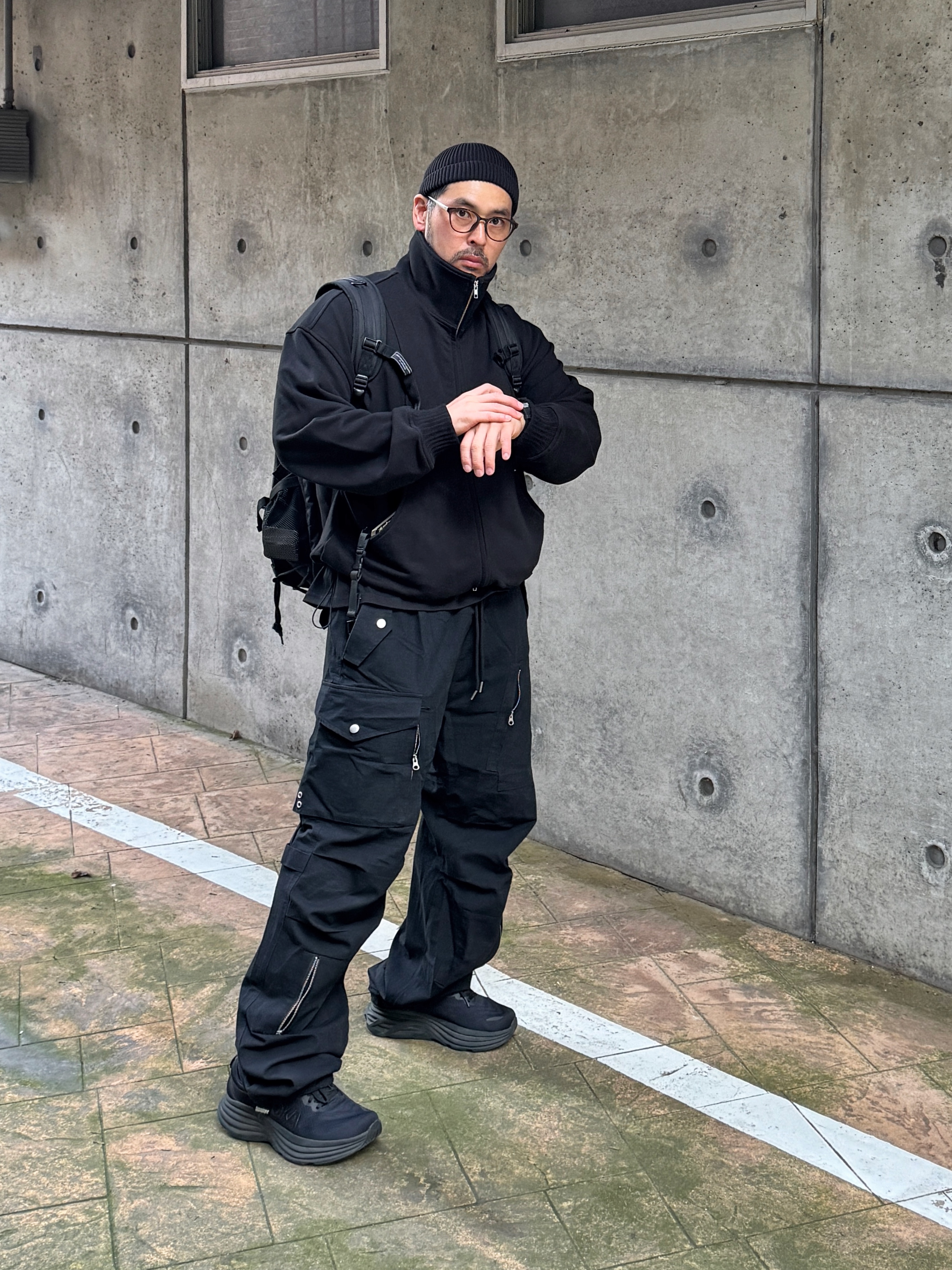 Hoka Bondi 8 Black - Wide, Flavorism Ripstop Parachute Cargo Pants Black 착용 스타일 - 3