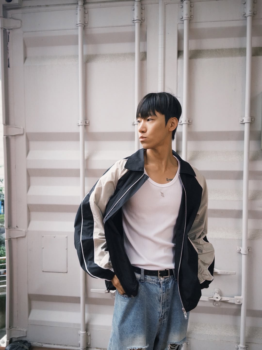 SLOW RECORD HOUSE Piping Line Windbreaker Navy 착용 스타일 - 6