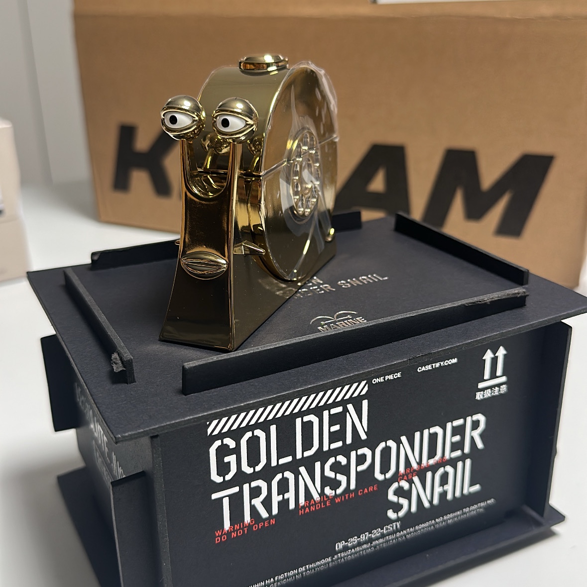 Casetify x One Piece Golden Transponder Snail 3D AirPods Pro 1st/2nd Gen Case Gold 착용 스타일