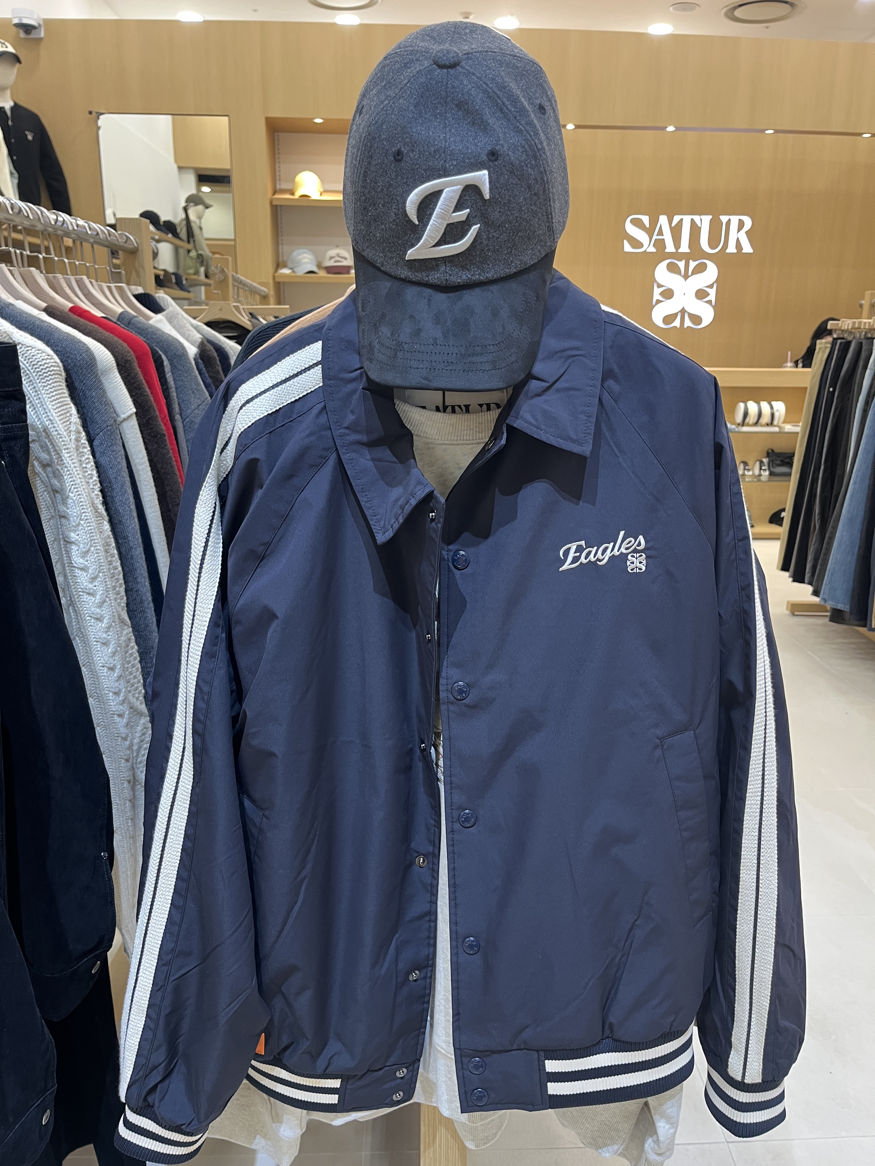 Satur x Hanwha Eagles Initial Symbol Logo Wool Contrast Ball Cap Beige, Satur x Hanwha Eagles Initial Symbol Logo Wool Contrast Ball Cap Black 착용 스타일 - 2
