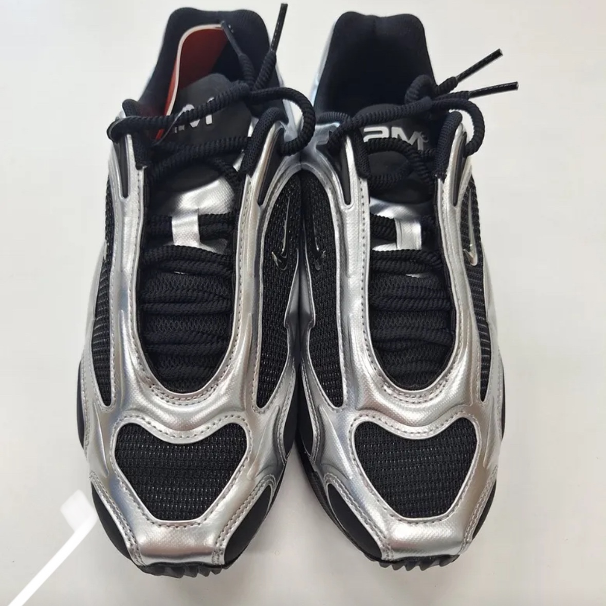 (W) Nike Air Max Muse Black and Metallic Silver 착용 스타일