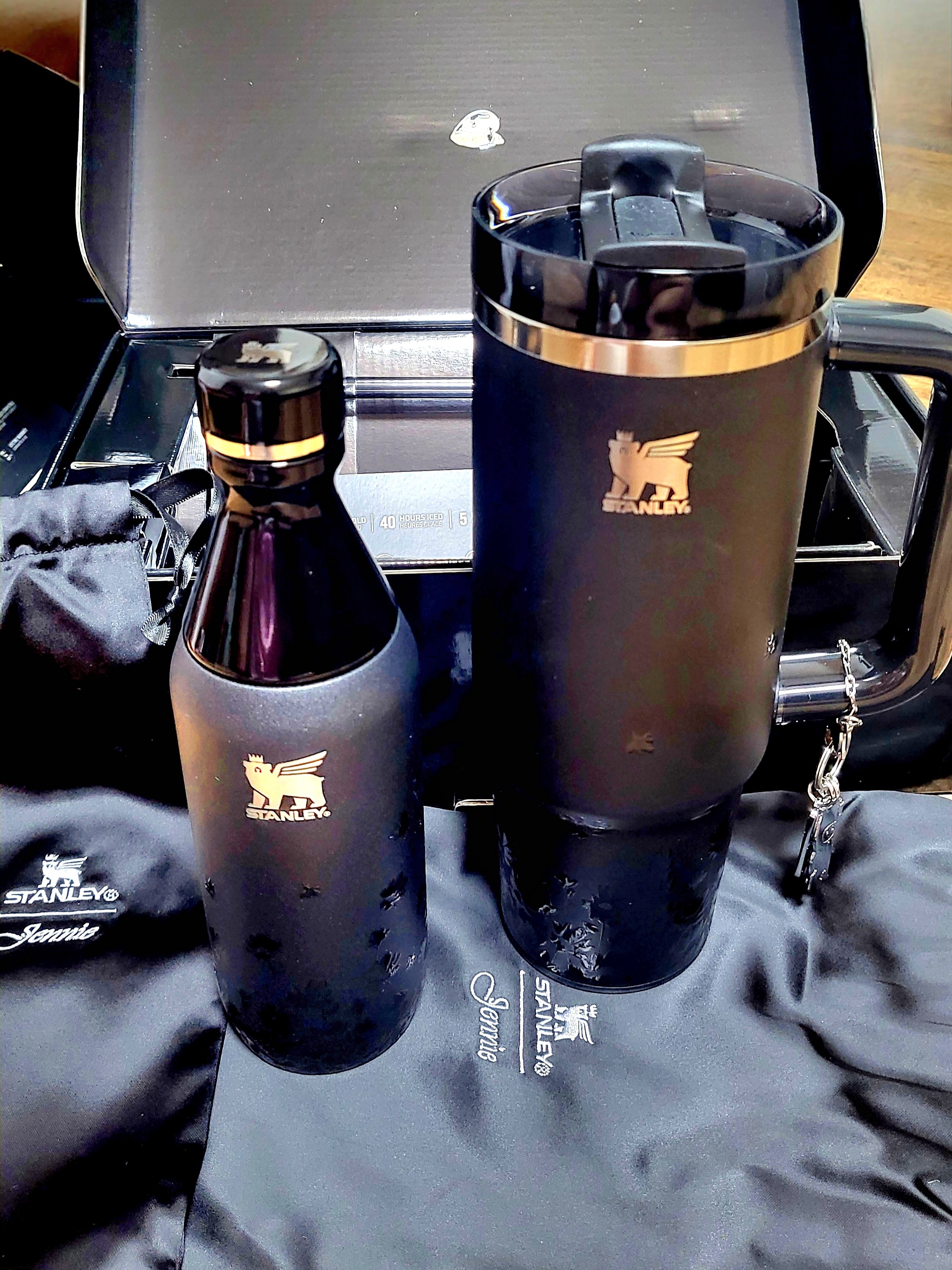 Stanley x Jennie 1913 Quencher Luxe Tumbler 887ml Midnight Ruby, Stanley x Jennie 1913 All Day Slim Luxe Bottle 355ml Midnight Ruby 착용 스타일 - 1