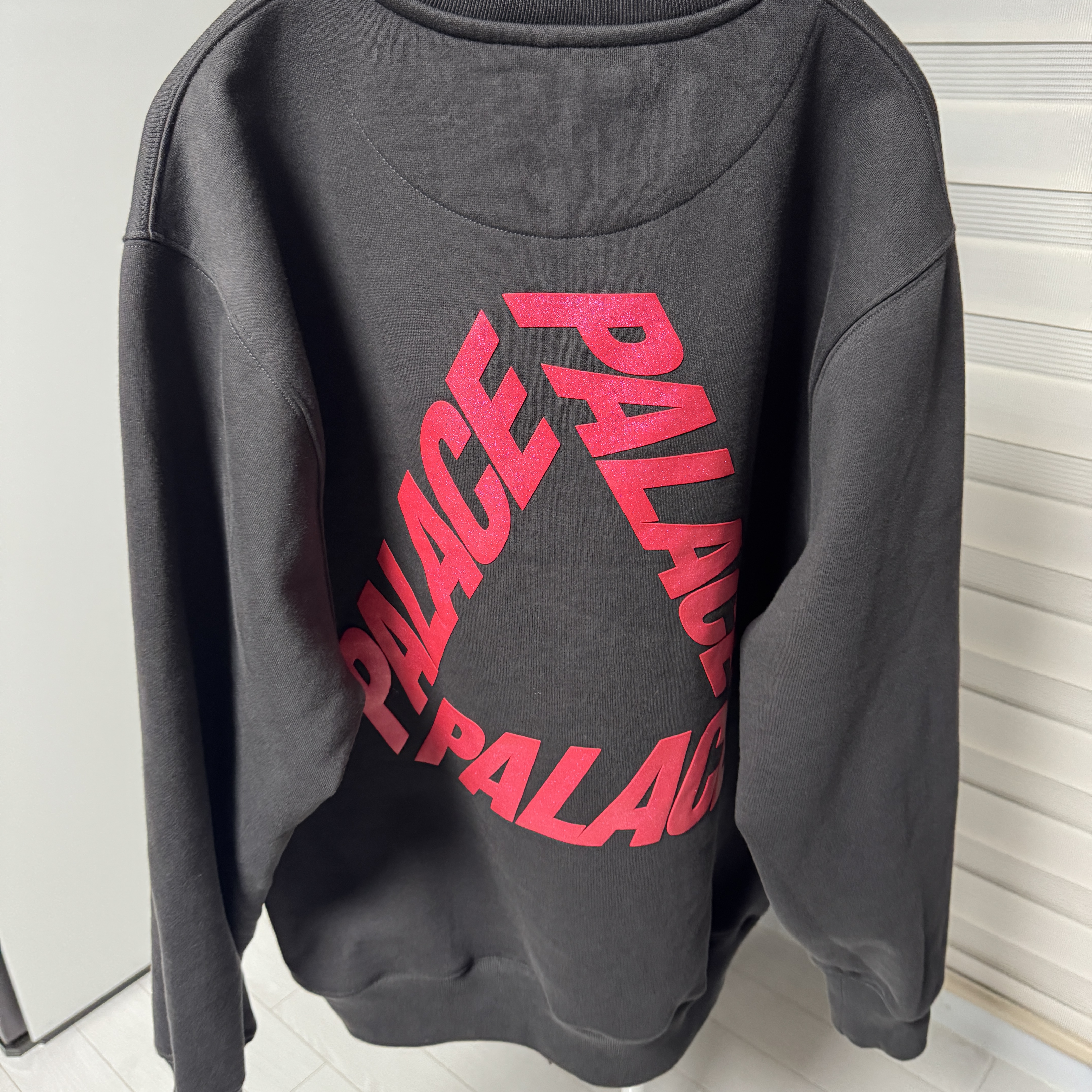 Palace P3 Glitter Crew Black - 24FW 착용 스타일 - 2