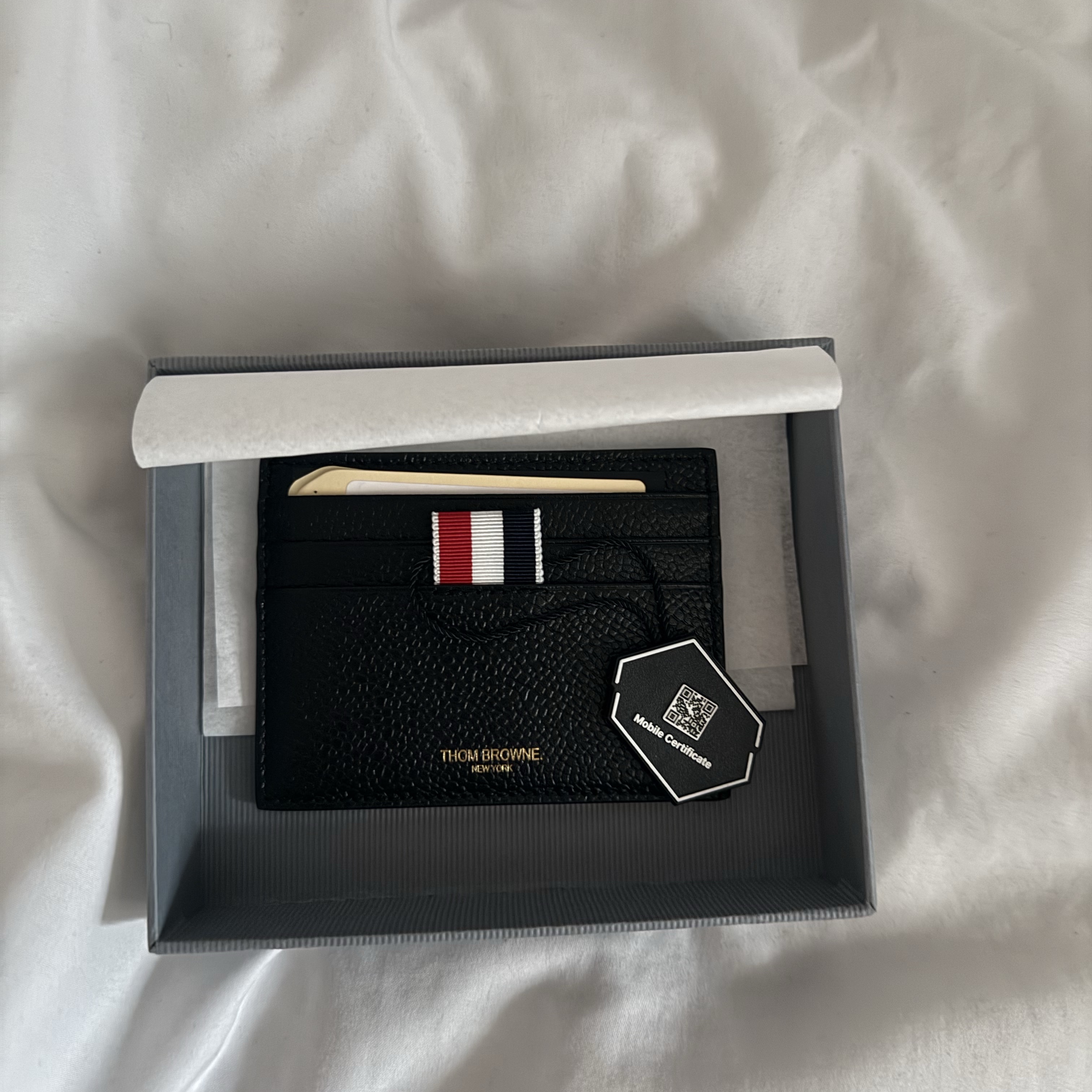 Thom Browne Pebble Grain Leather Stripe Note Compartment Card Holder Black 착용 스타일