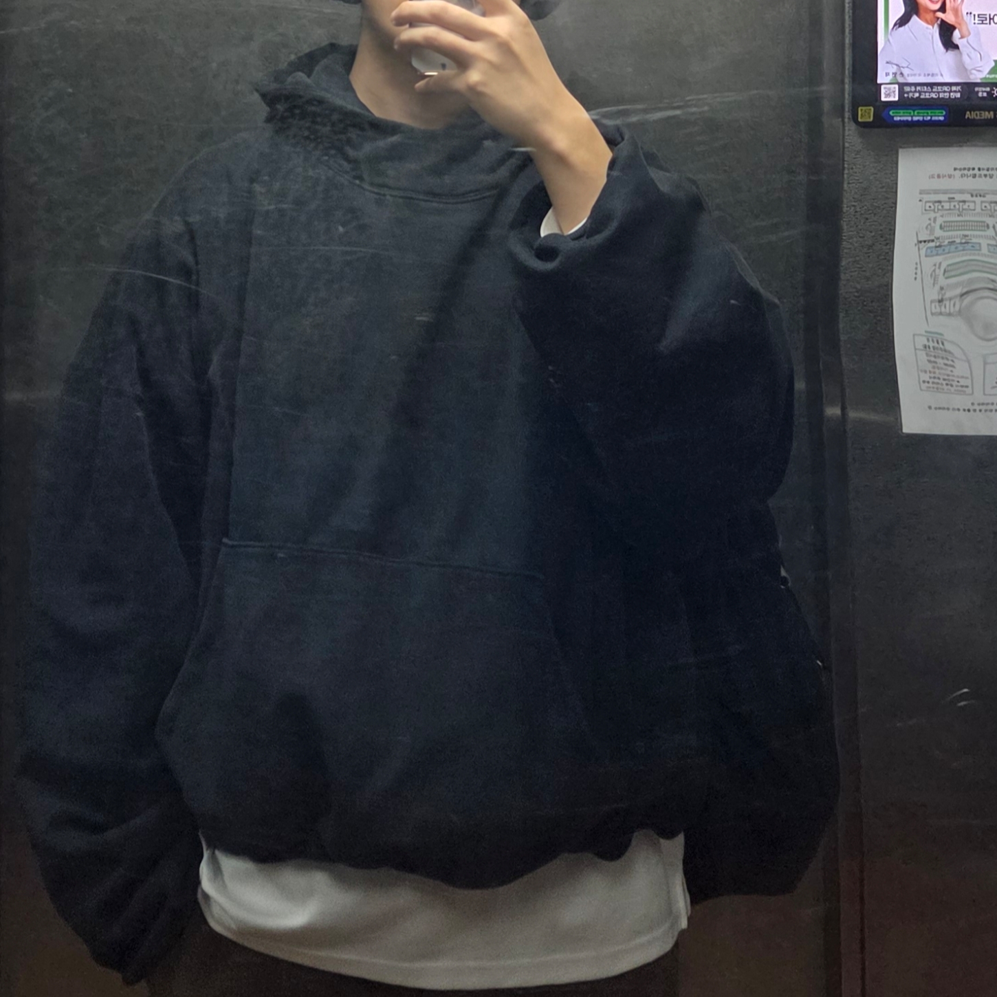 Yeezy Gap Engineered By Balenciaga Dove Hoodie Washed Black 착용 스타일