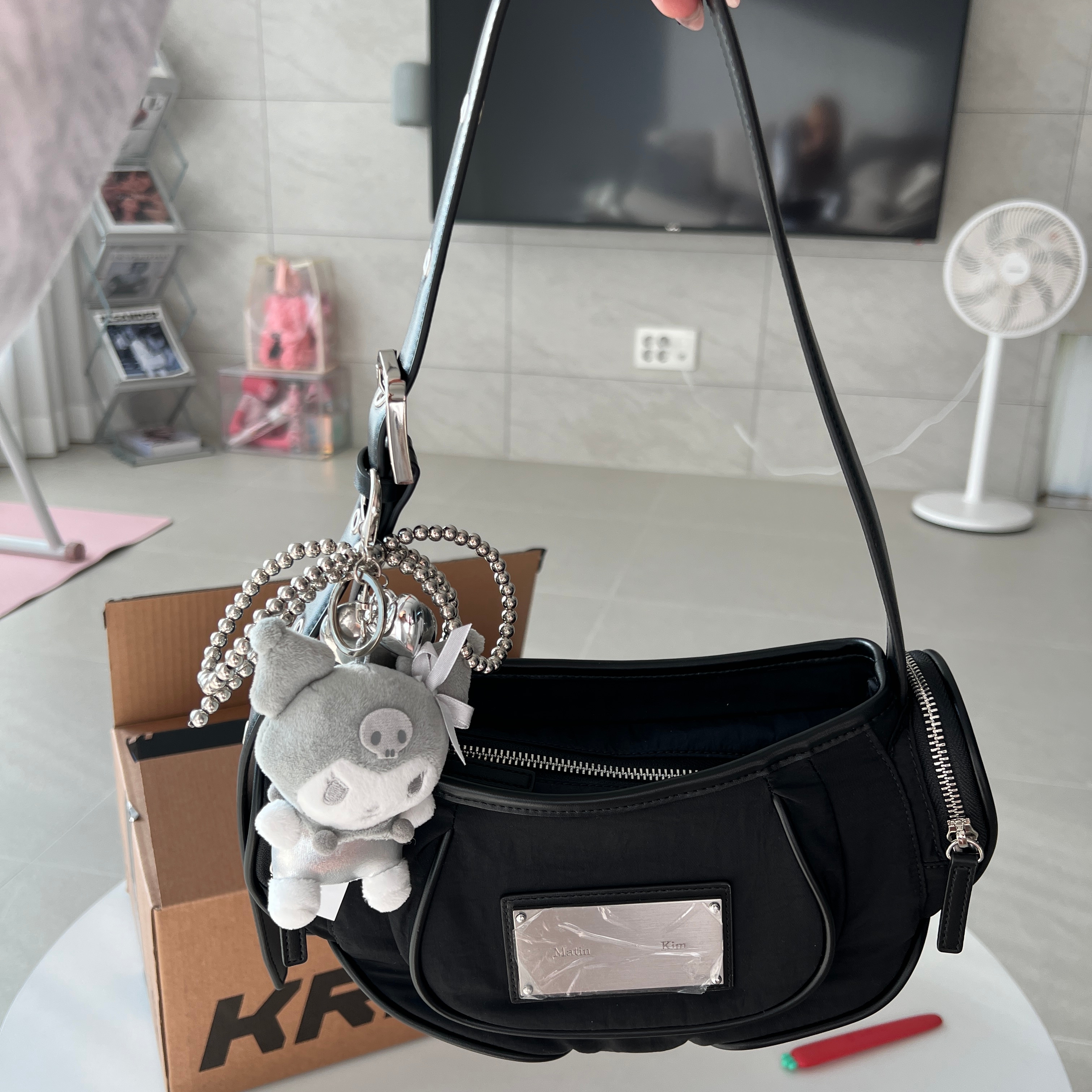 Matin Kim Madeleine Round Bag Black 착용 스타일 - 1