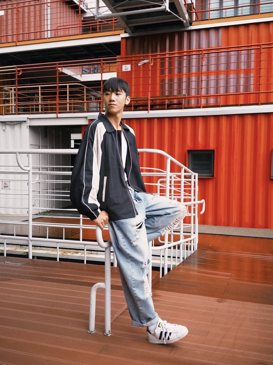 SLOW RECORD HOUSE Piping Line Windbreaker Navy 착용 스타일 - 7