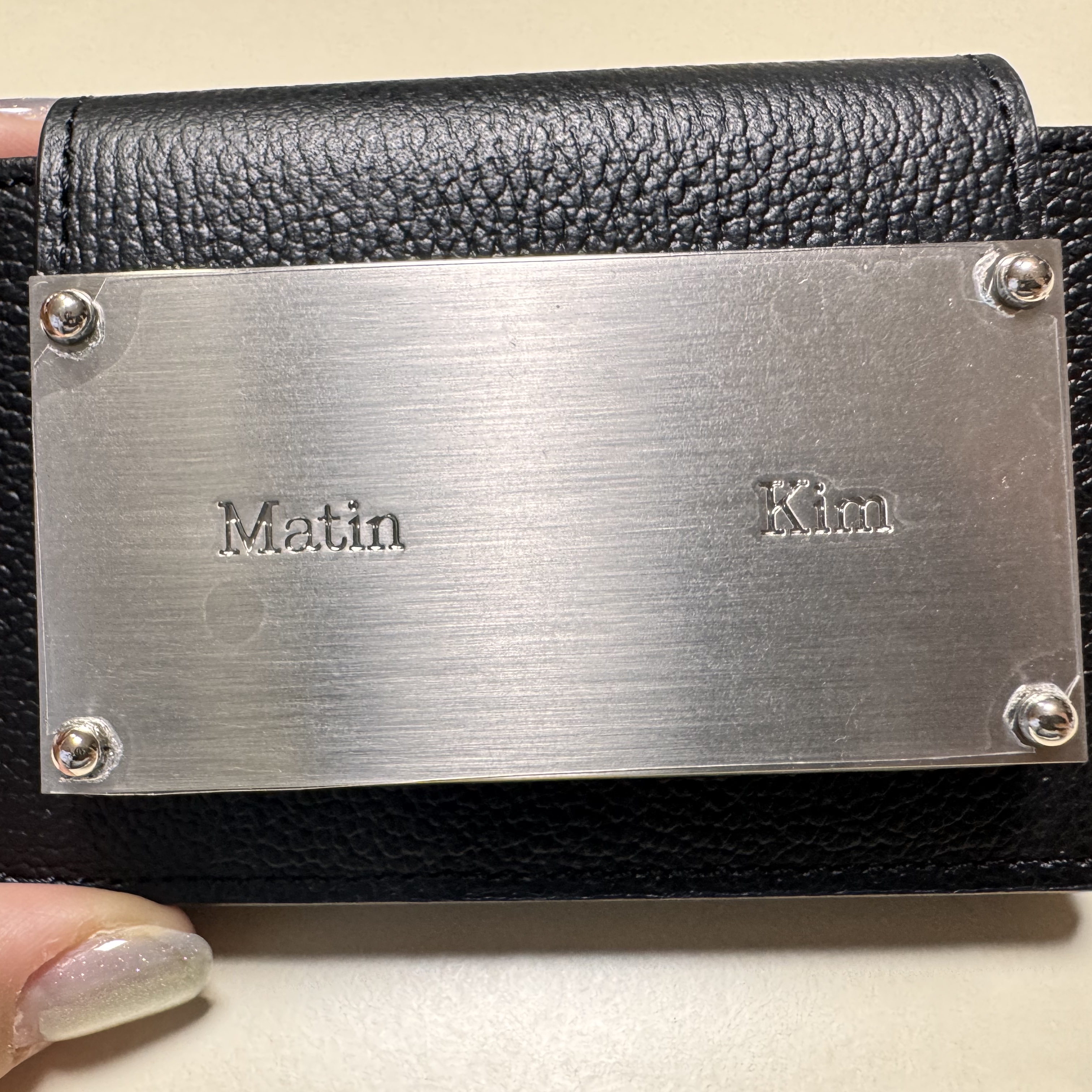 Matin Kim Accordion Wallet Black 착용 스타일