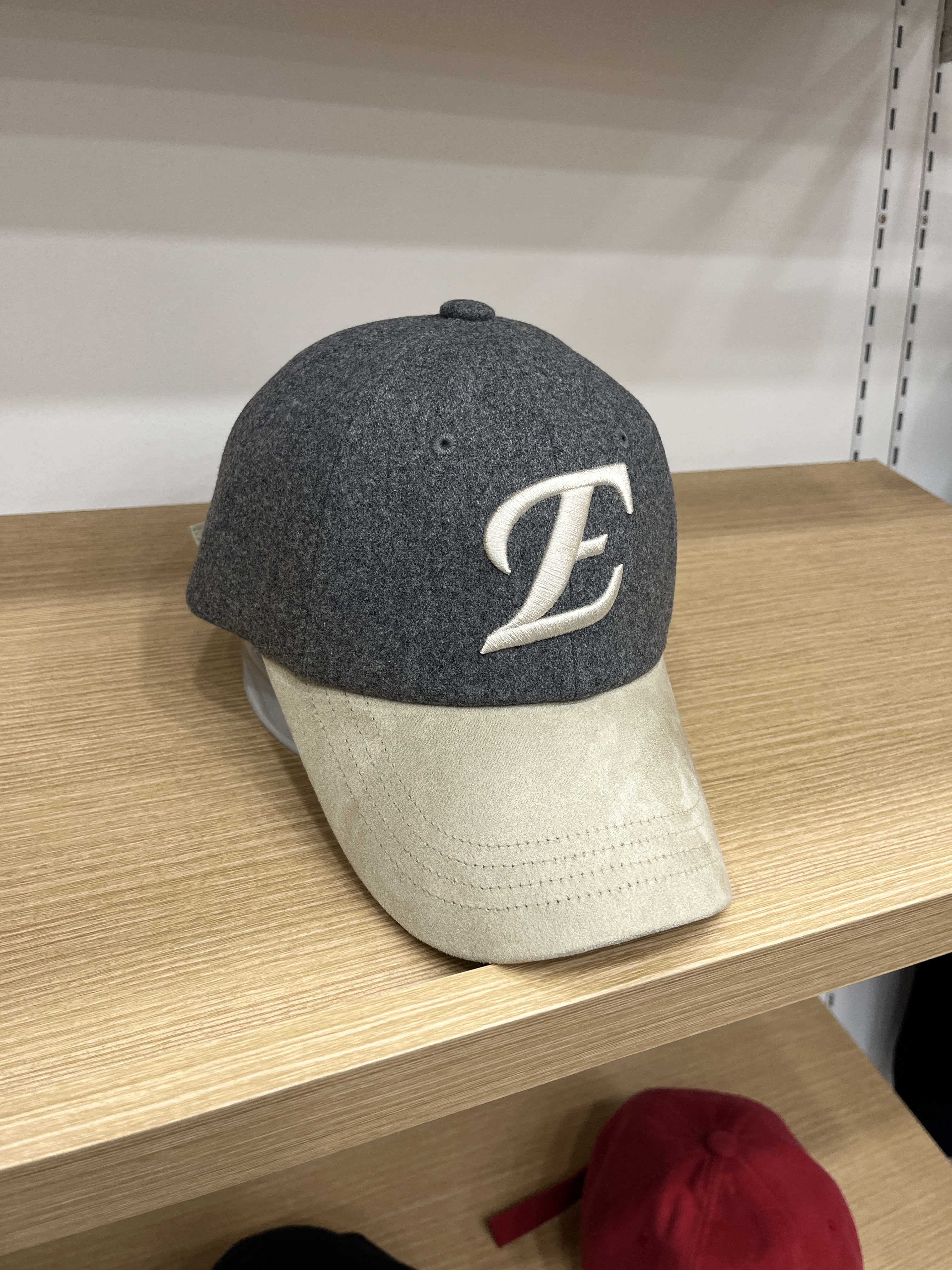 Satur x Hanwha Eagles Initial Symbol Logo Wool Contrast Ball Cap Beige, Satur x Hanwha Eagles Initial Symbol Logo Wool Contrast Ball Cap Black 착용 스타일 - 1