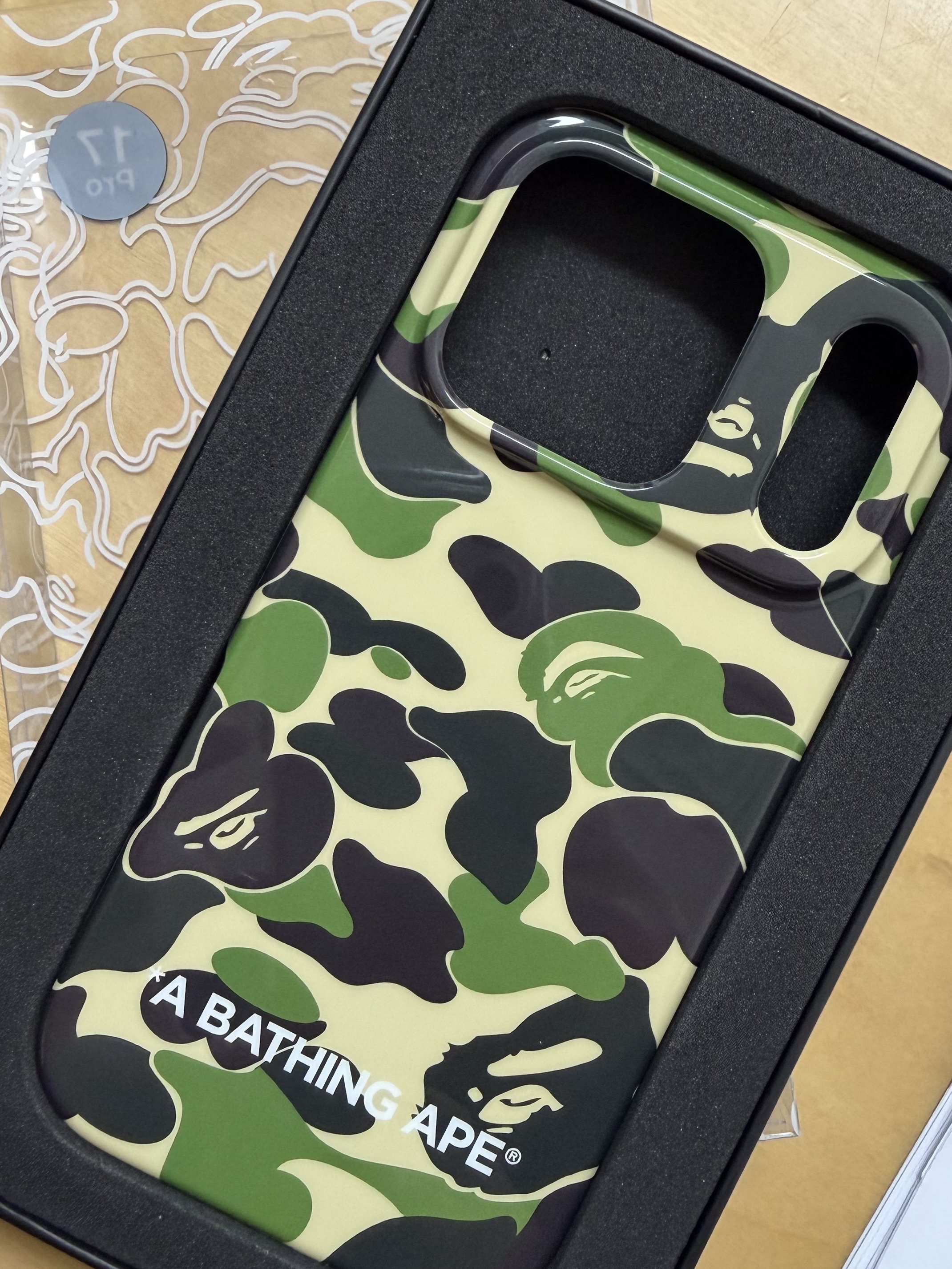BAPE ABC Camo iPhone 17 Pro Case Green 착용 스타일 - 1