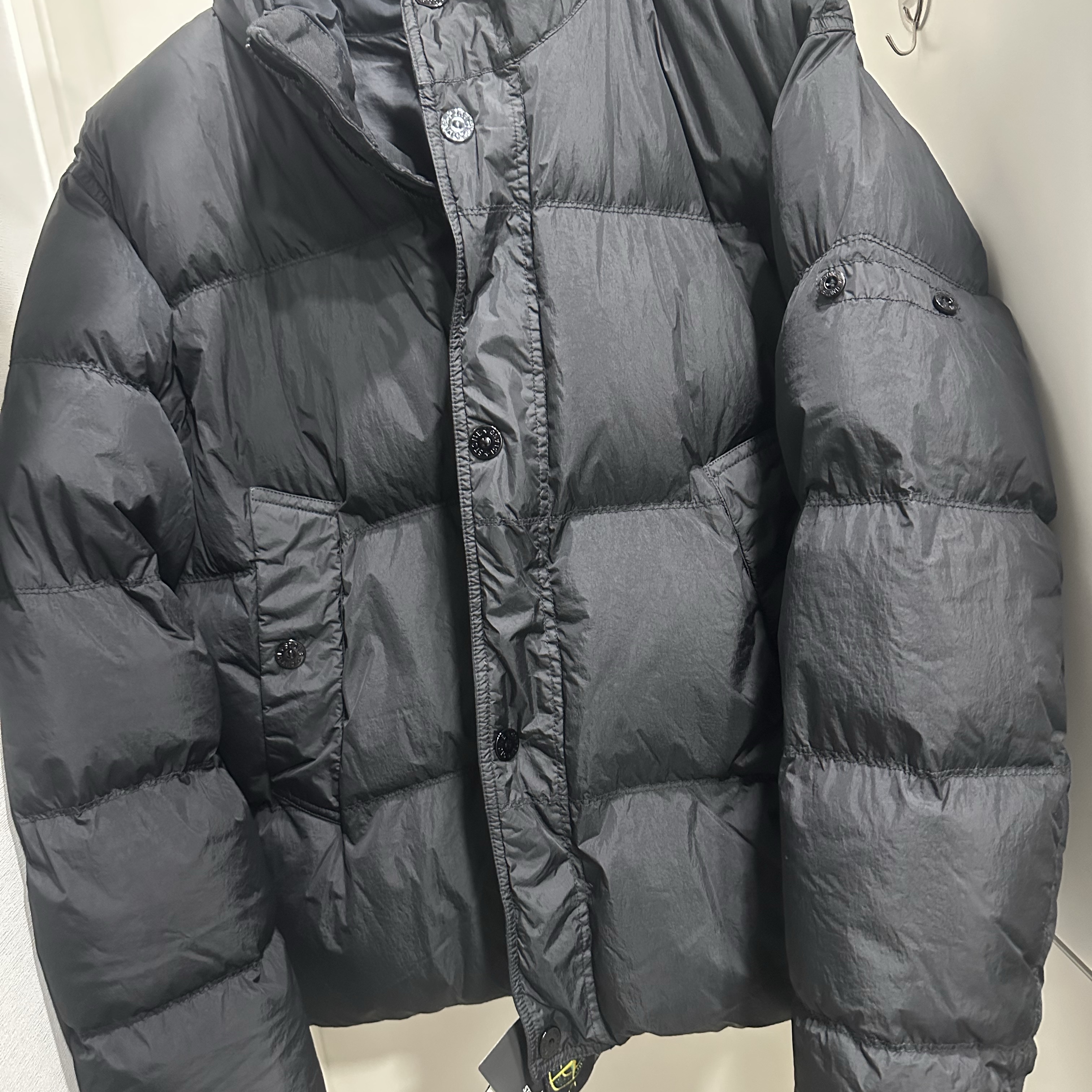 Stone Island 4100010 Crinkle Reps NY Recycled Nylon Down Jacket with Wind Resistant Black - 25FW 착용 스타일