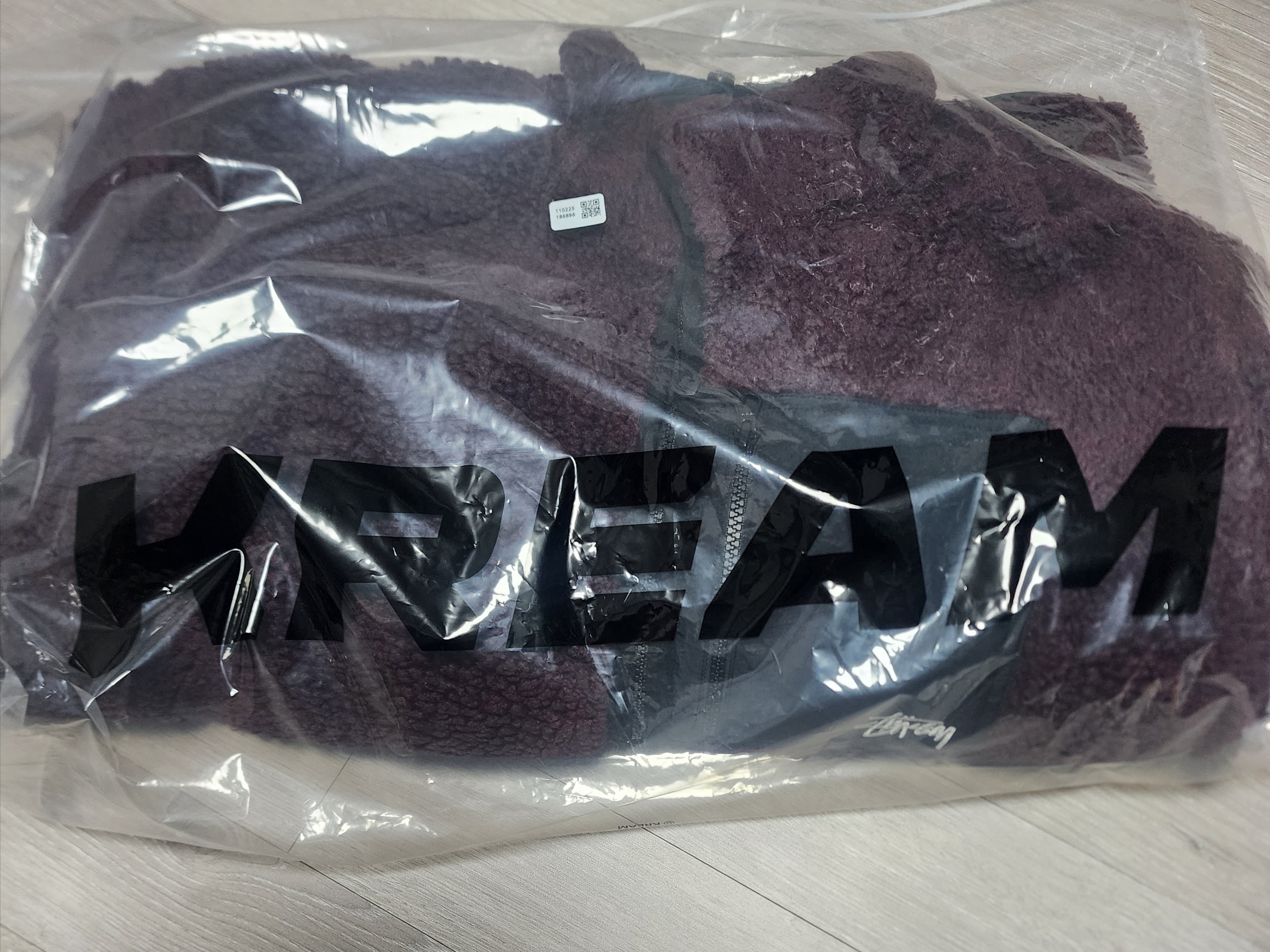 Stussy Sherpa Reversible Jacket Burgundy 착용 스타일