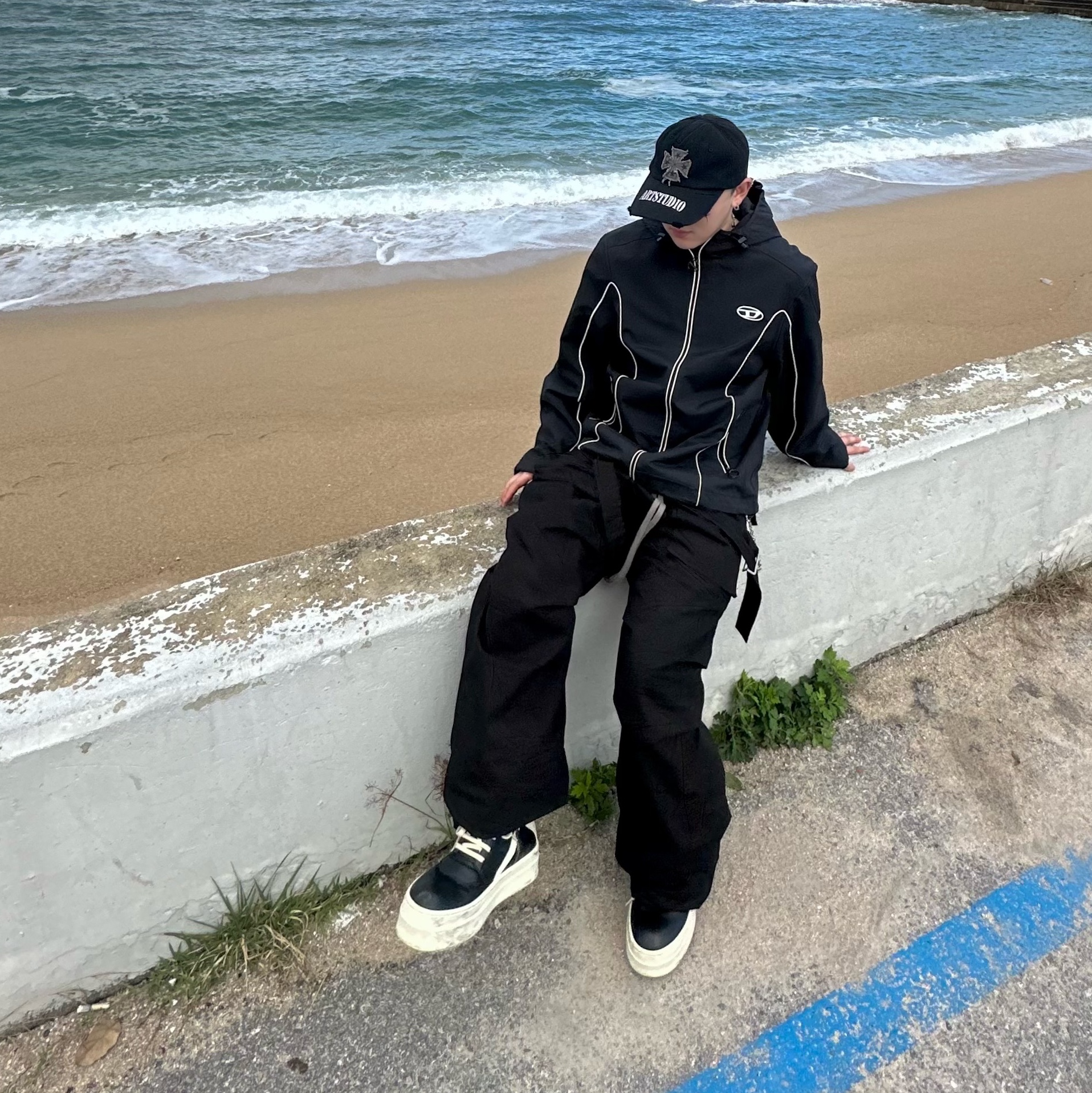 Diesel J-Hives Windbreaker with Contrast Piping Black, ETCE Cross Destroyed Cap Black 착용 스타일 - 2
