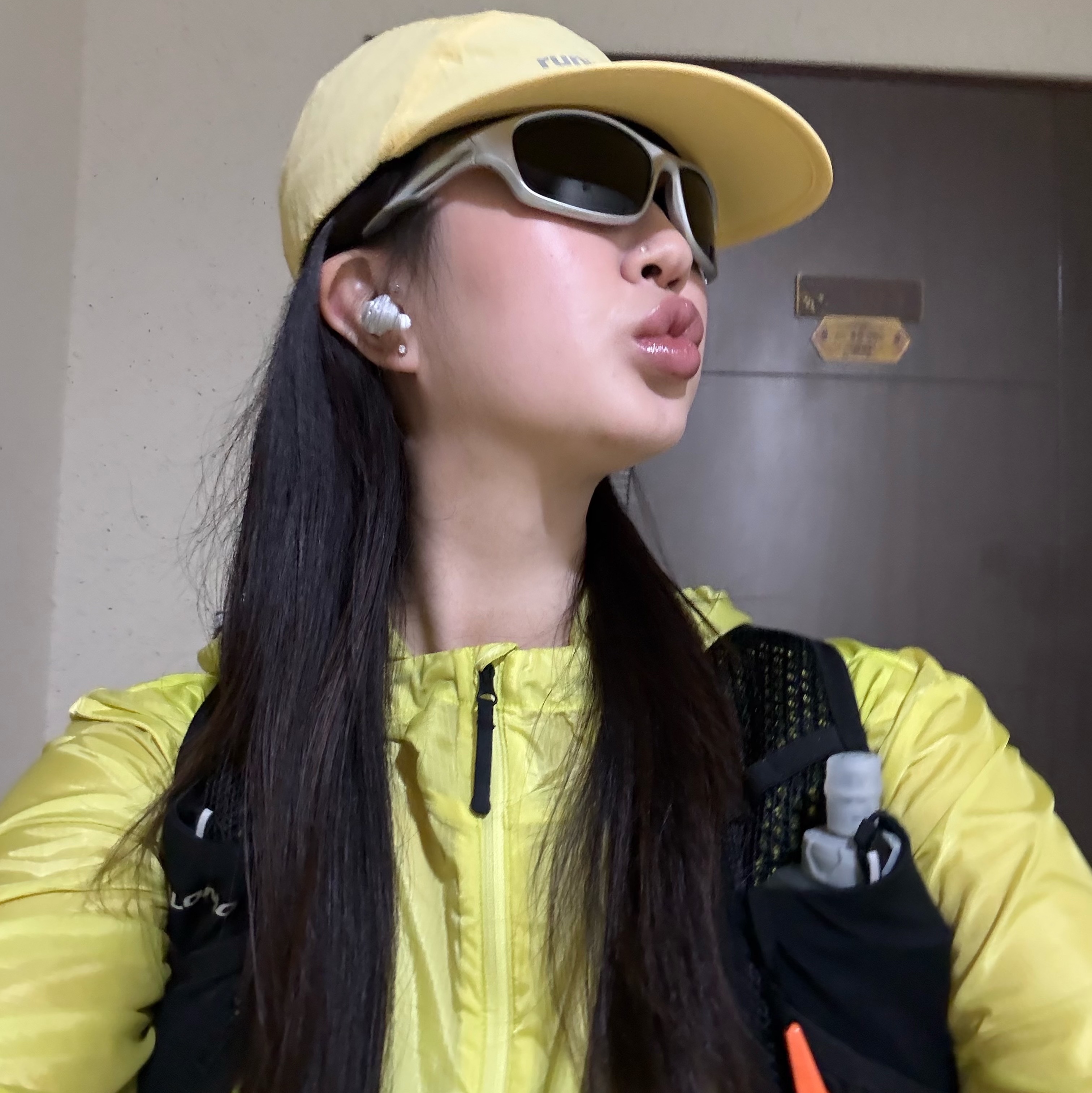 [KREAM 단독] runwhither Reflector Running Cap Yellow, Salomon Active Skin 4 Set Black Metal 착용 스타일