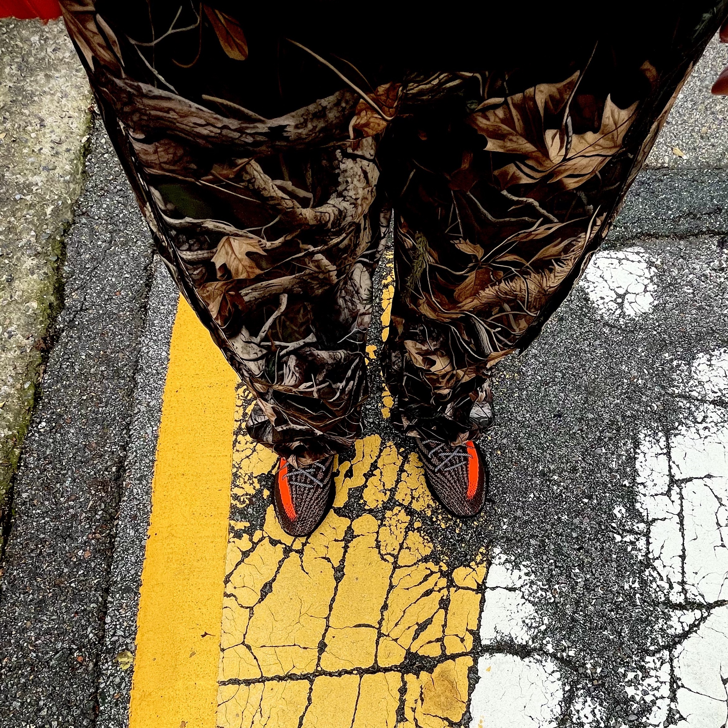 Adidas Yeezy Boost 350 V2 Carbon Beluga 착용 스타일