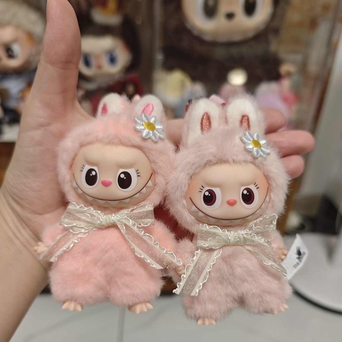 Pop Mart Labubu The Monsters Pin For Love Series Vinyl Plush Pendant (N-Z) U (Opened Case) 착용 스타일