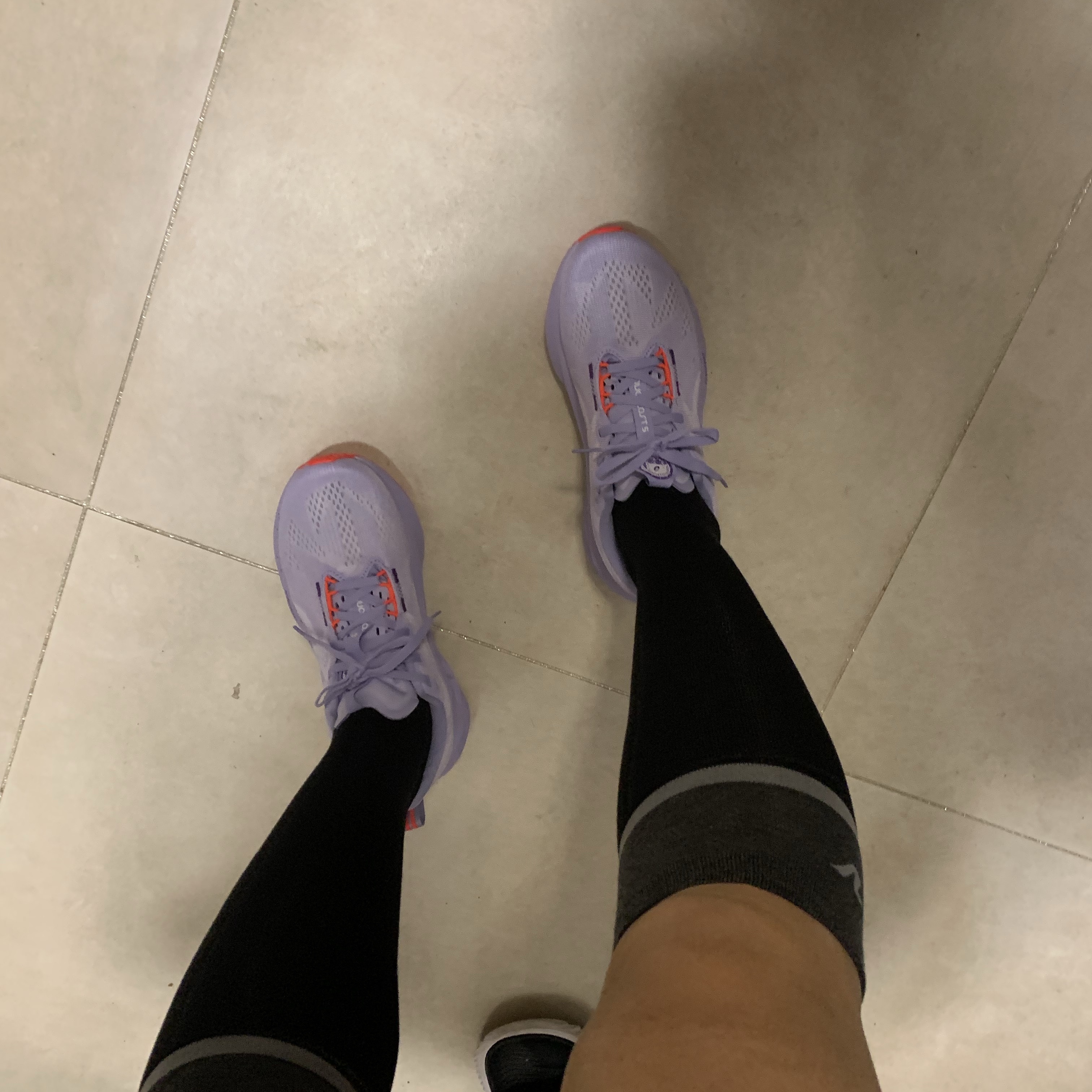 (W) Asics Novablast 5 Tokyo Vapor Edo Purple 착용 스타일