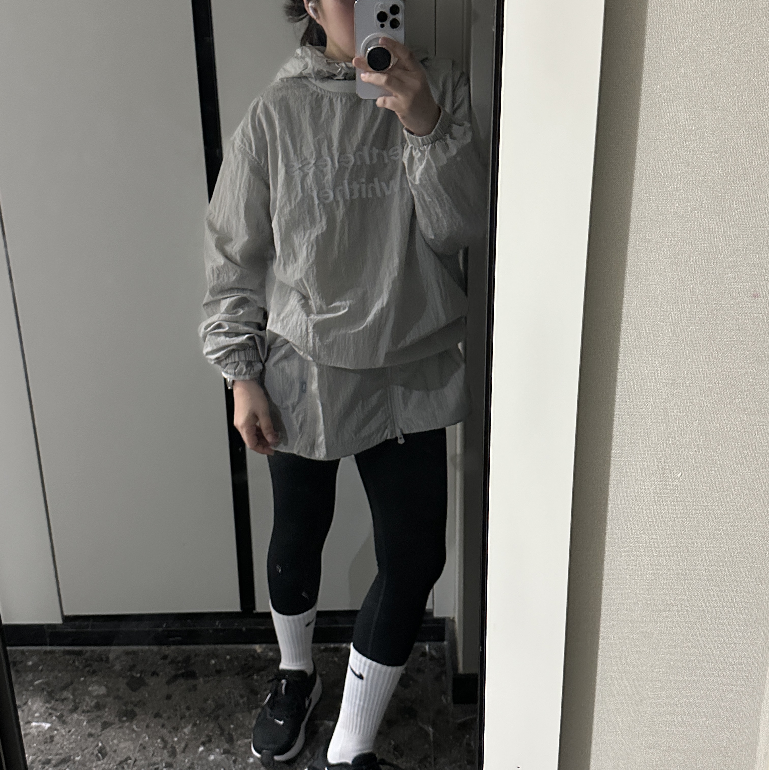 [KREAM 단독] runwhither Windbreaker Jacket V2 Gray, [KREAM 단독] runwhither Windbreaker MTM V2 Gray 착용 스타일 - 1