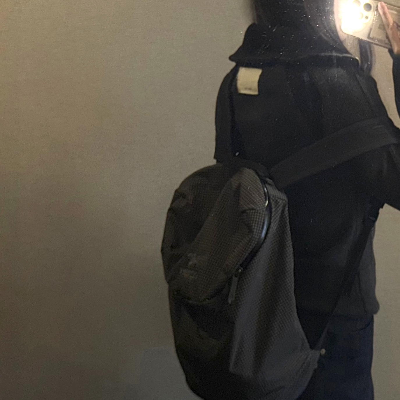 Arc'teryx Konseal 15 Backpack Black 착용 스타일 - 1