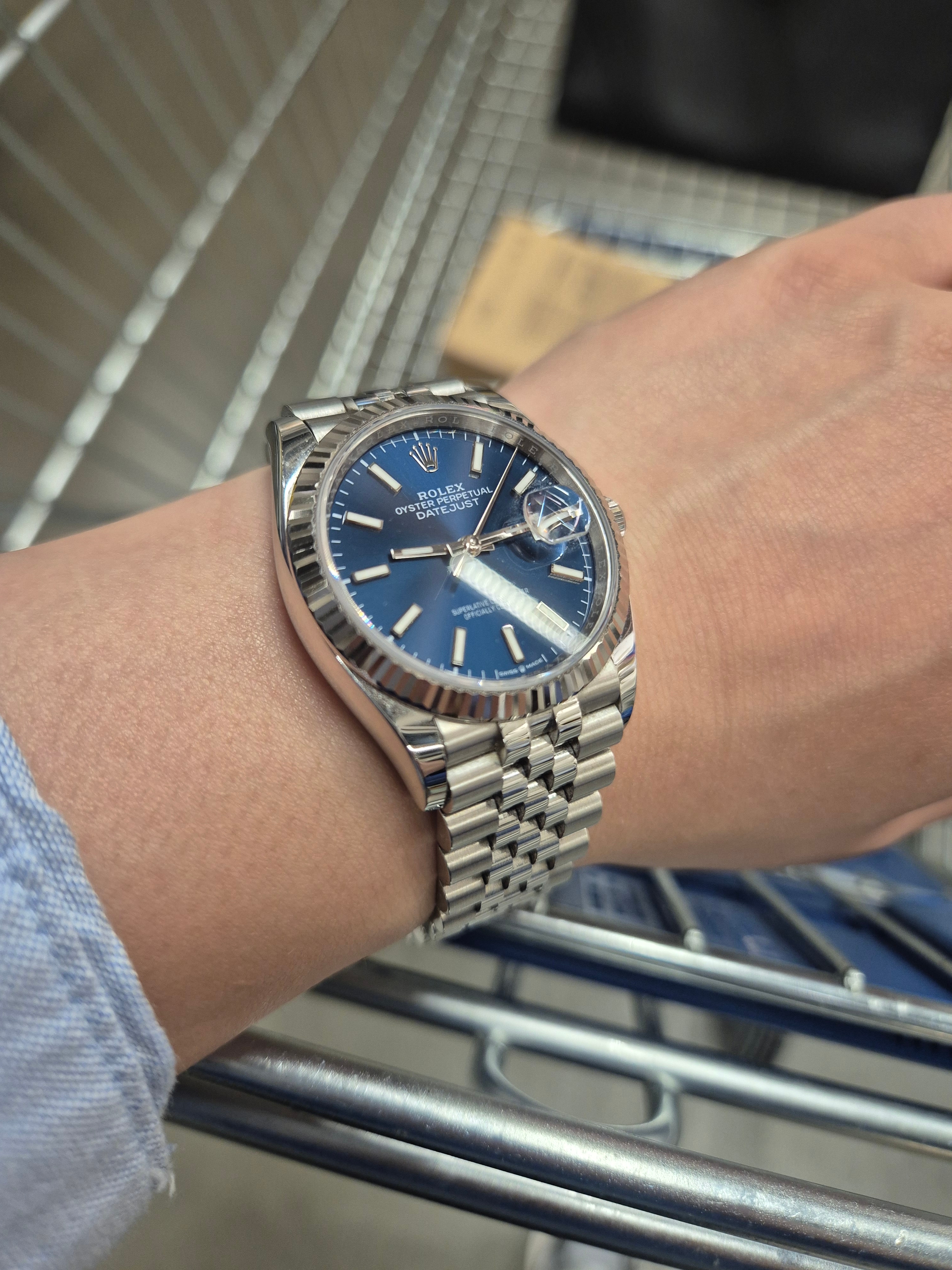 Rolex Datejust 36mm 126234 Bright Blue Jubilee 착용 스타일 - 3