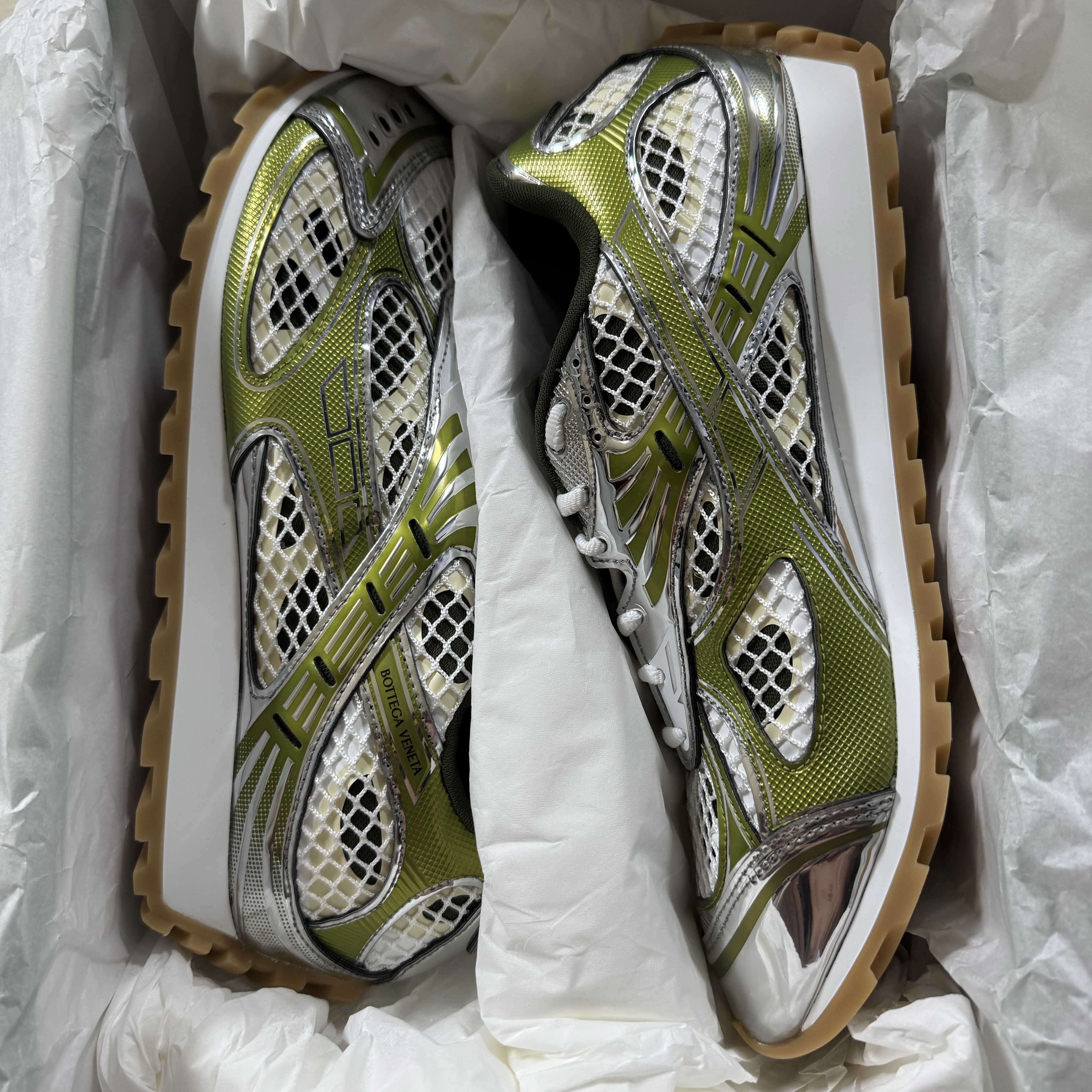 Bottega Veneta Orbit Sneaker Mud White 착용 스타일