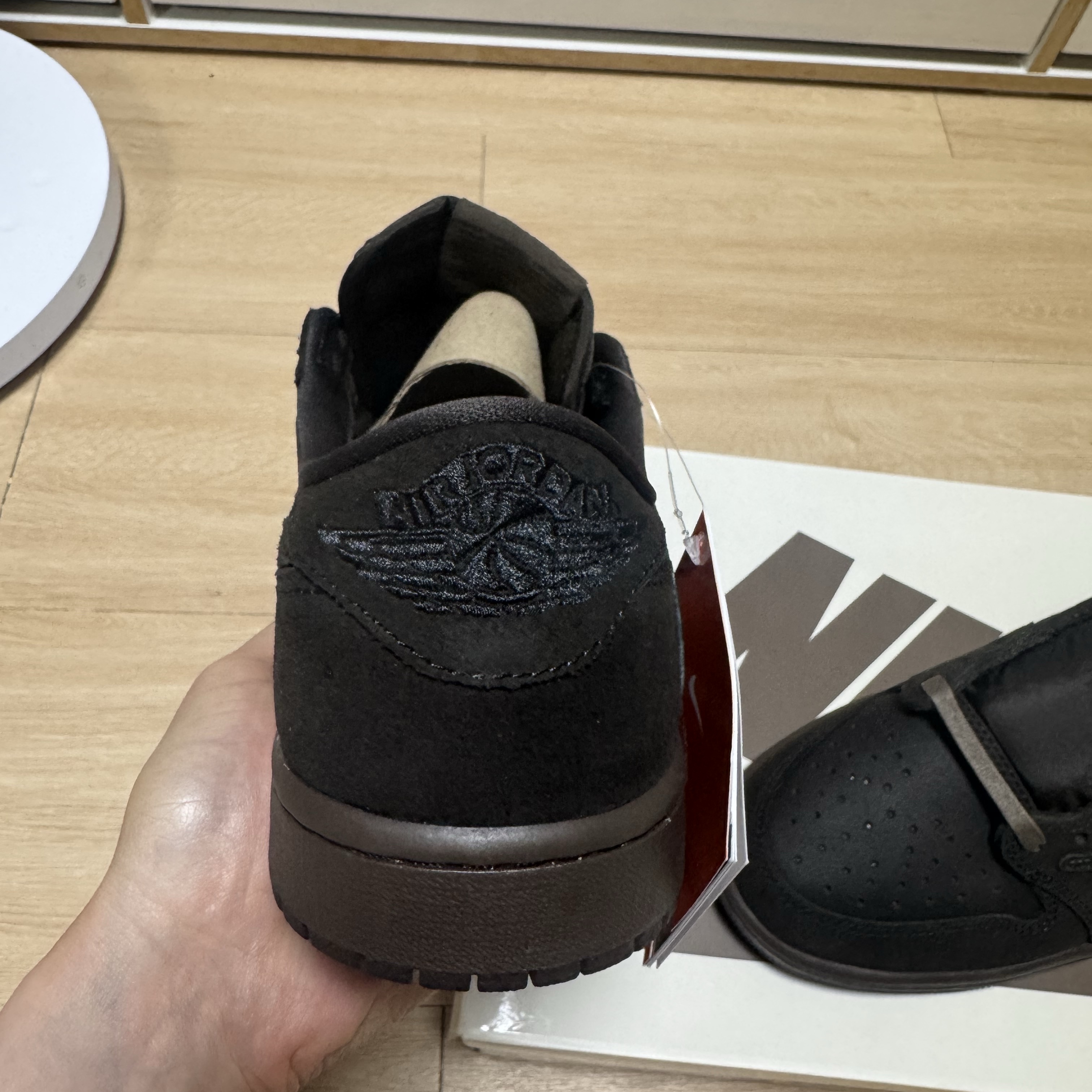 Jordan 1 x Travis Scott Retro Low OG SP Velvet Brown and Dark Mocha 착용 스타일 - 4