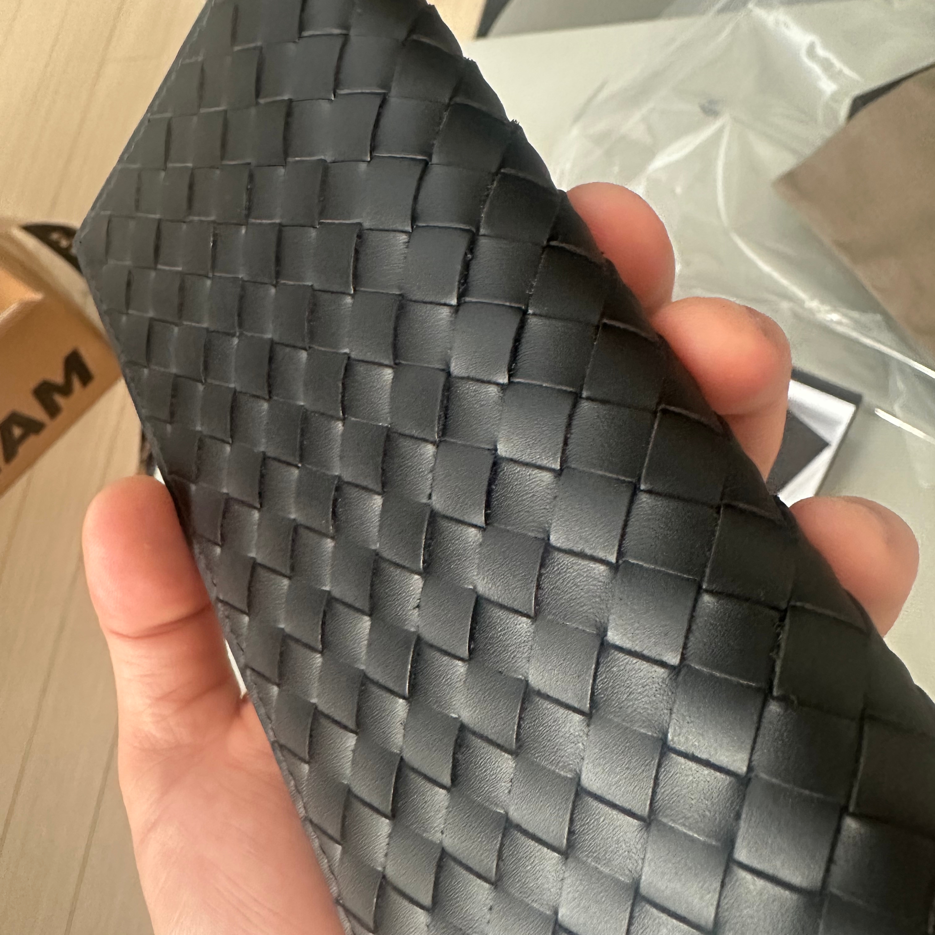 Bottega Veneta Intrecciato Wallet Black 착용 스타일