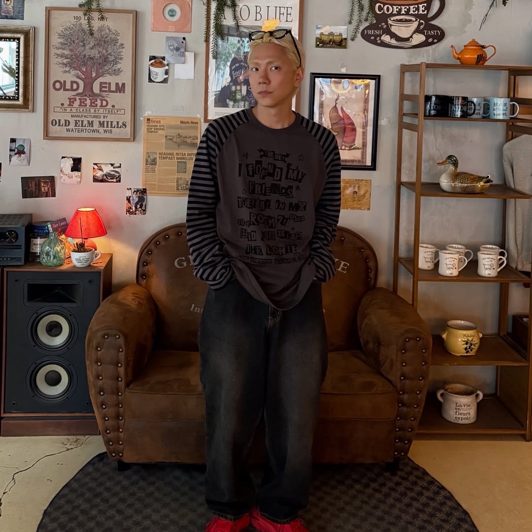 Mea Lettering Striped Raglan Top Dark Grey, Mea Turnup Stud Beanie Black 착용 스타일 - 2