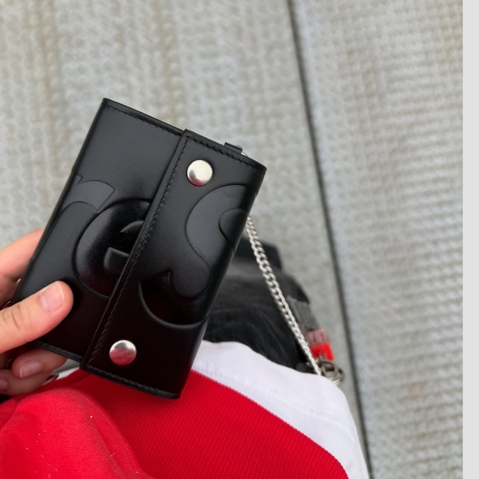 Supreme Leather Chain Wallet Black 착용 스타일 - 1