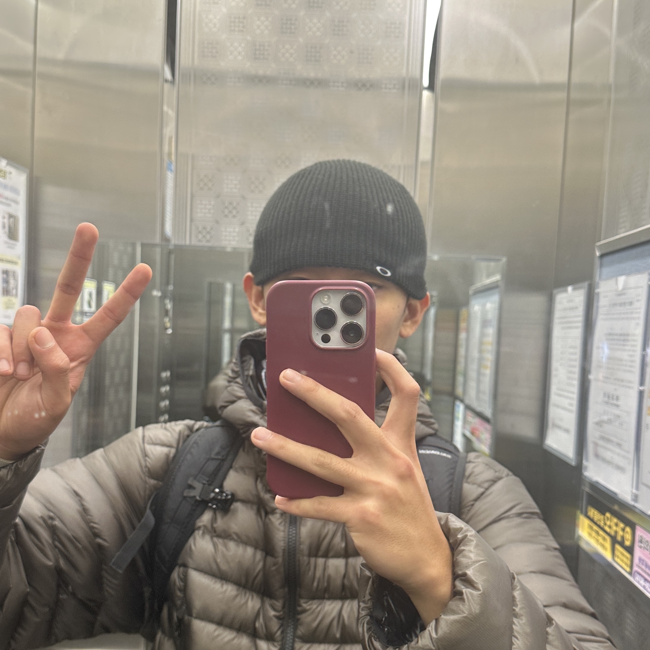 Oakley Session Beanie Blackout, Salomon Trailblazer 10 Black 착용 스타일 - 2