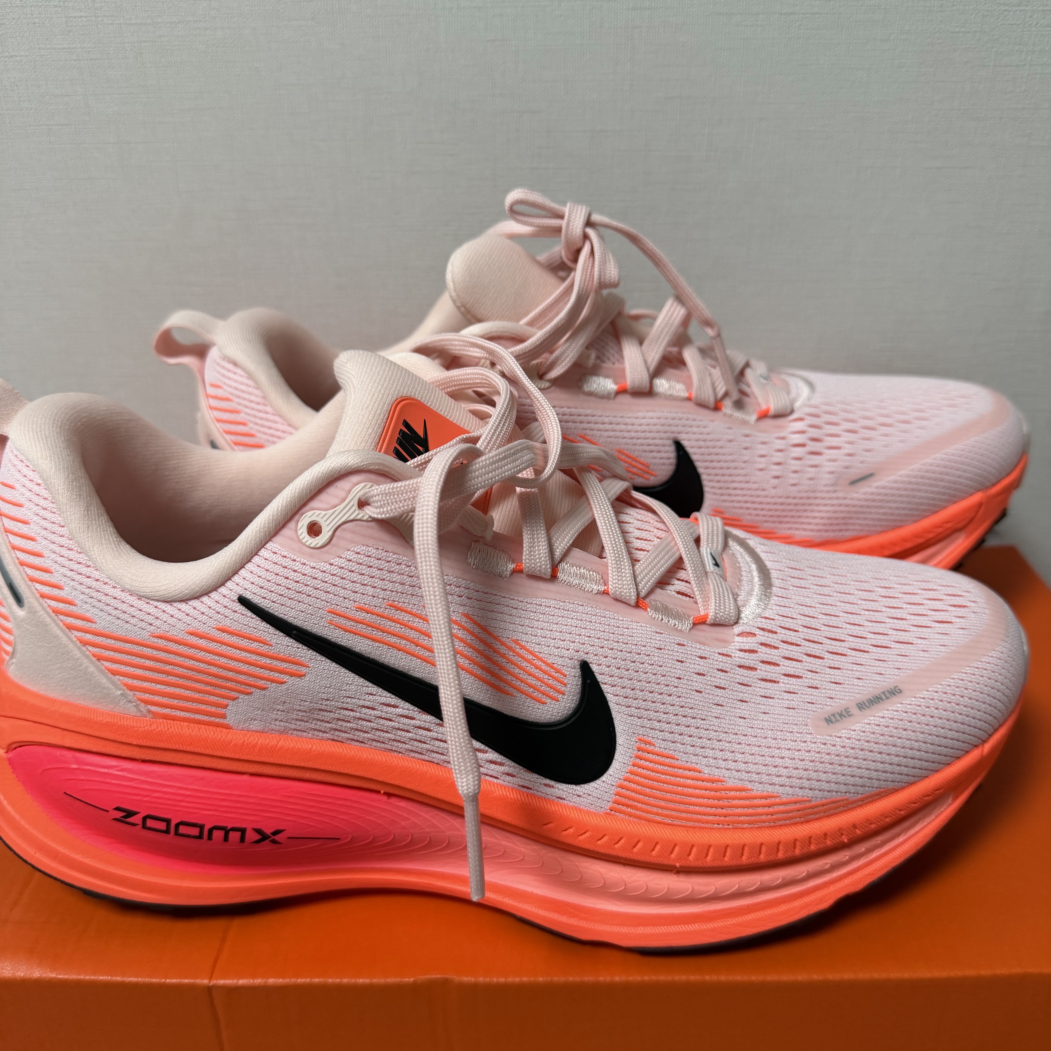 (W) Nike Vomero 18 Atmosphere Bright Crimson 착용 스타일