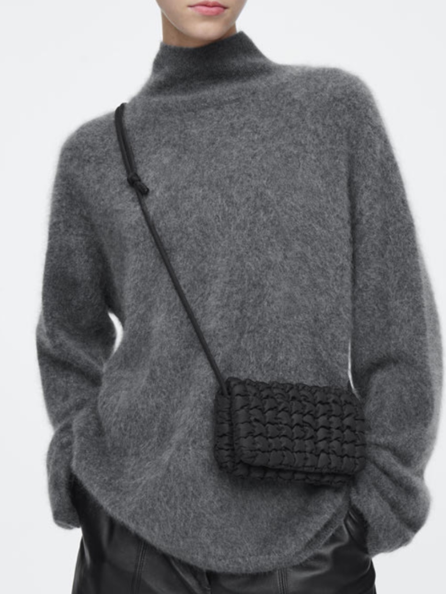 COS Quilted Crossbody Messenger Bag Black 착용 스타일 - 2